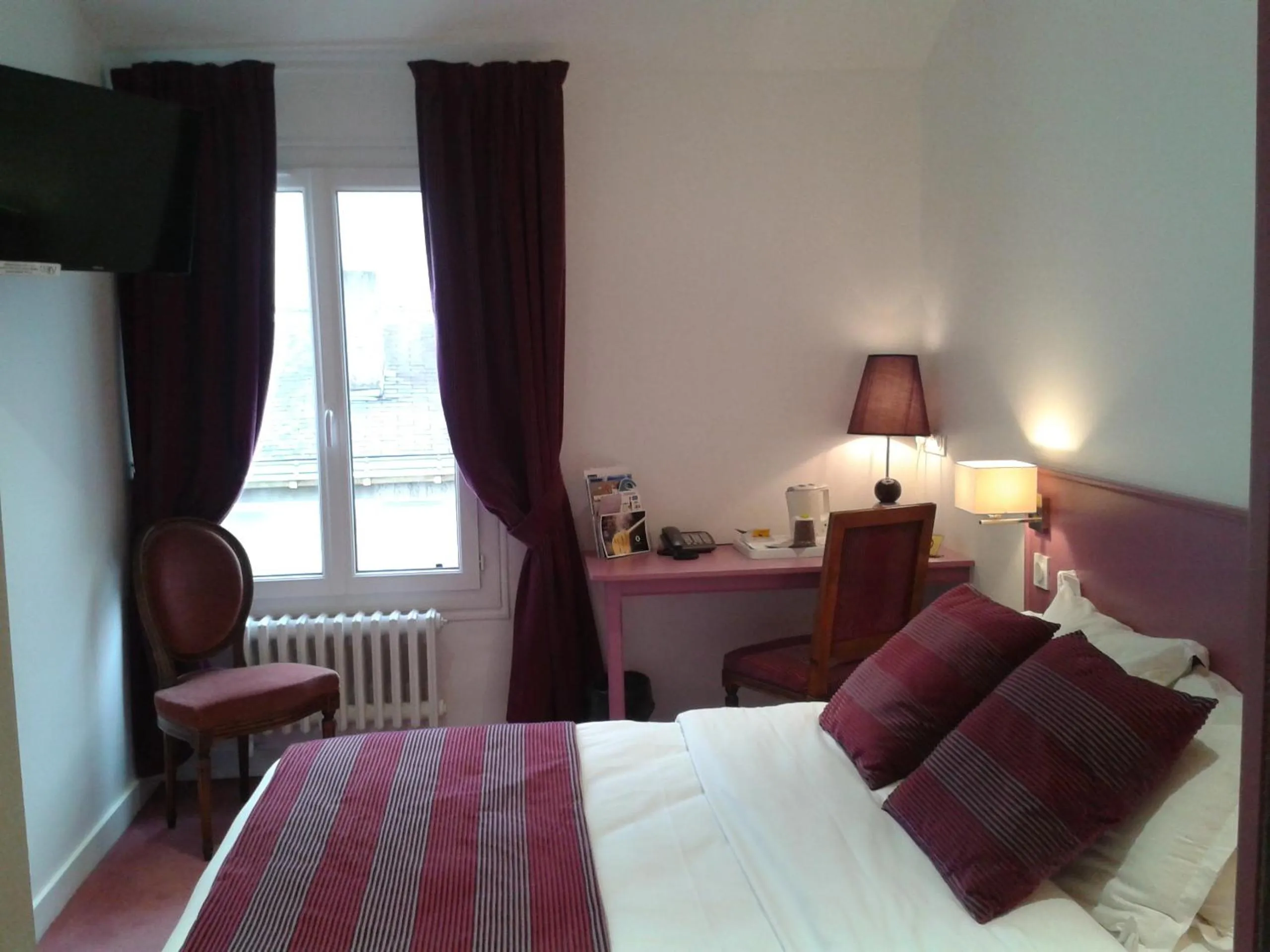 Shower, Bed in Kyriad Saumur Hyper Centre Hôtel, Appartements, Séminaires et SPA soins Sothys Paris