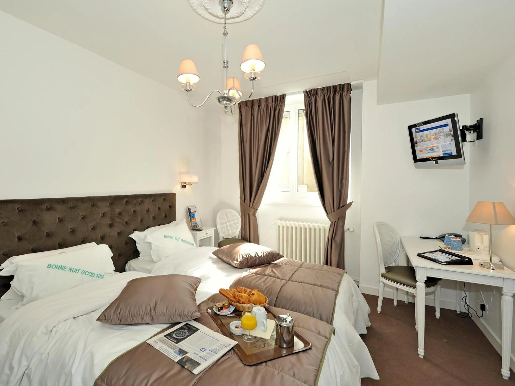 Shower, Bed in Kyriad Saumur Hyper Centre Hôtel, Appartements, Séminaires et SPA soins Sothys Paris