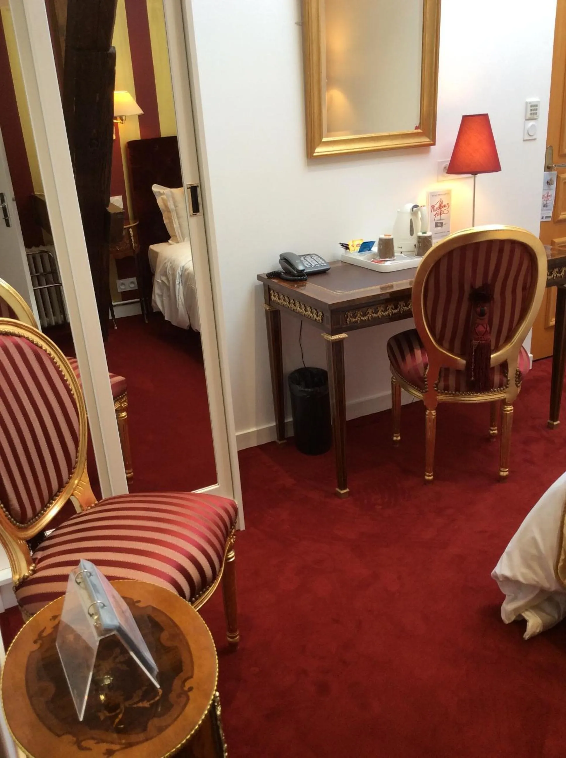 Toilet, Bed in Kyriad Saumur Hyper Centre Hôtel, Appartements, Séminaires et SPA soins Sothys Paris