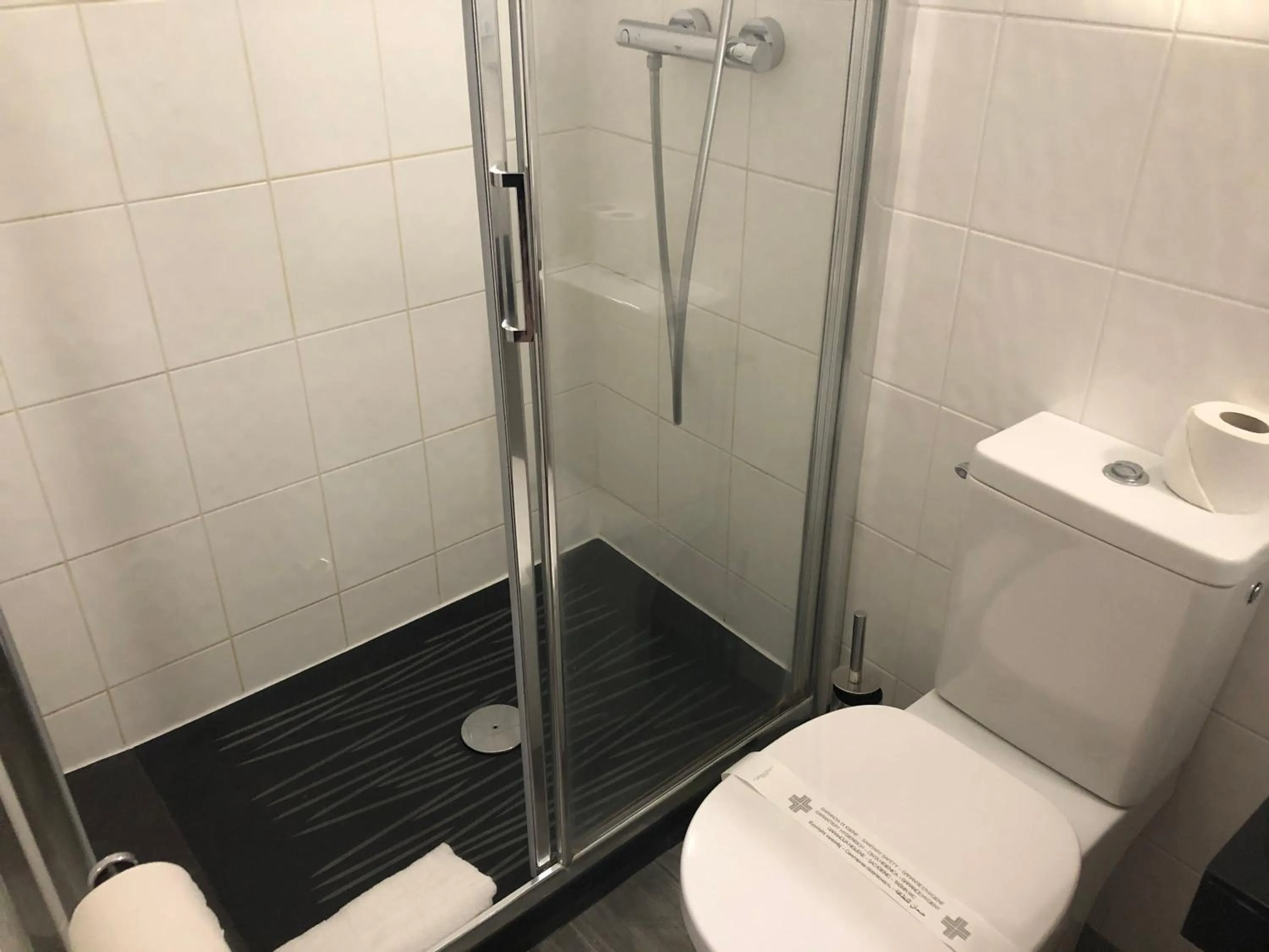 Shower in Kyriad Saumur Hyper Centre Hôtel, Appartements, Séminaires et SPA soins Sothys Paris