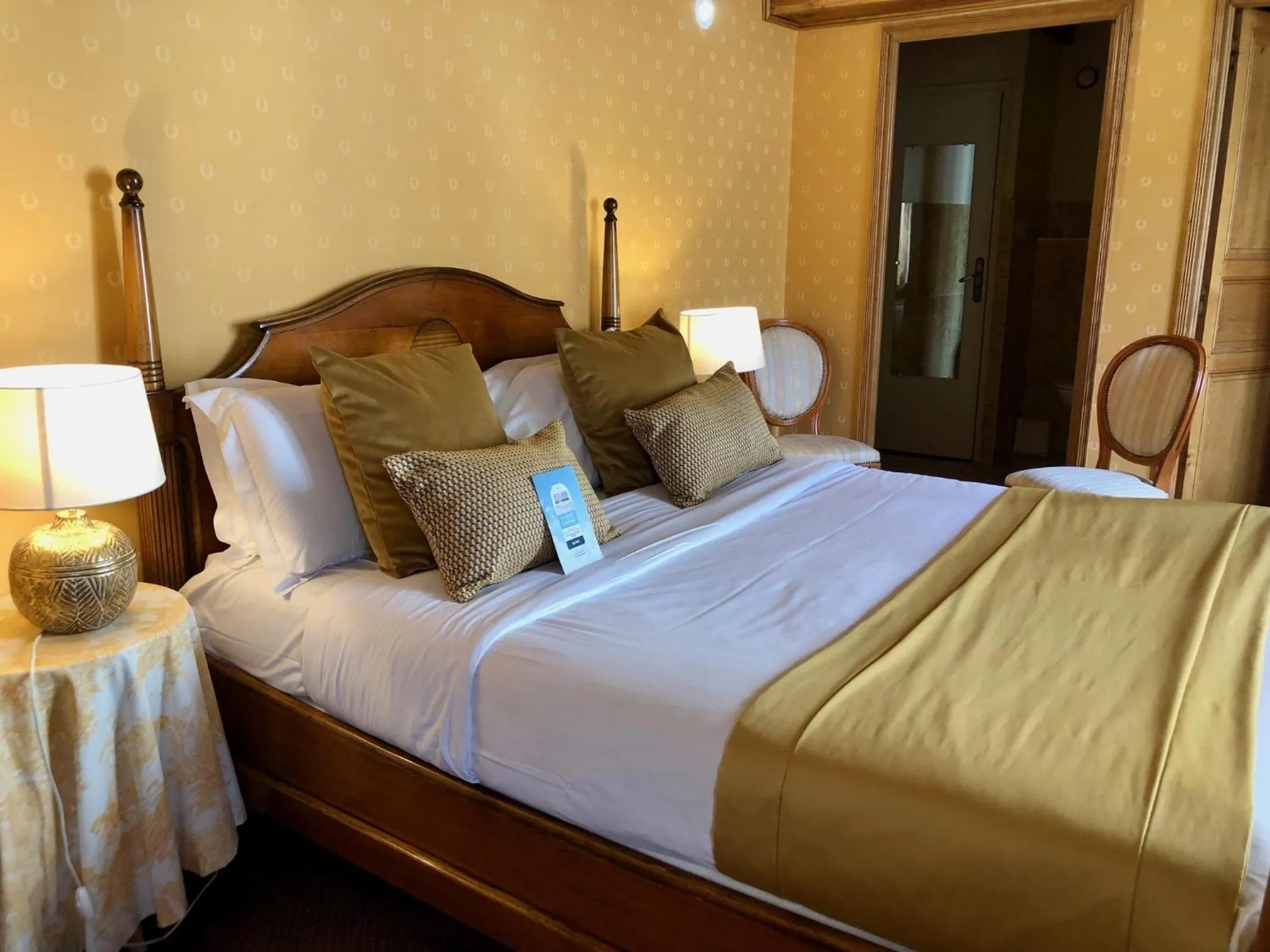 Bath, Bed in Kyriad Saumur Hyper Centre Hôtel, Appartements, Séminaires et SPA soins Sothys Paris