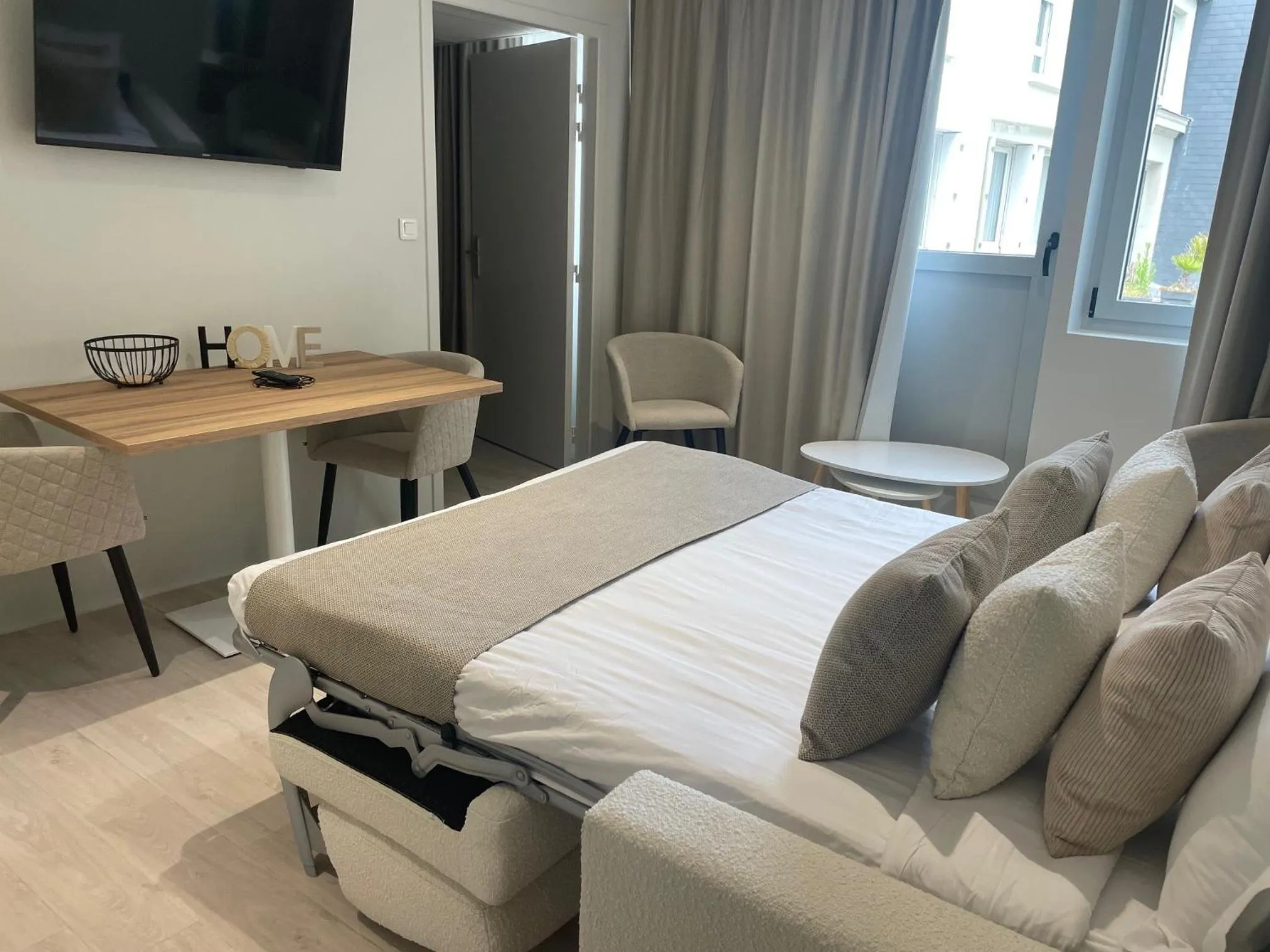 Inner courtyard view in Kyriad Saumur Hyper Centre Hôtel, Appartements, Séminaires et SPA soins Sothys Paris