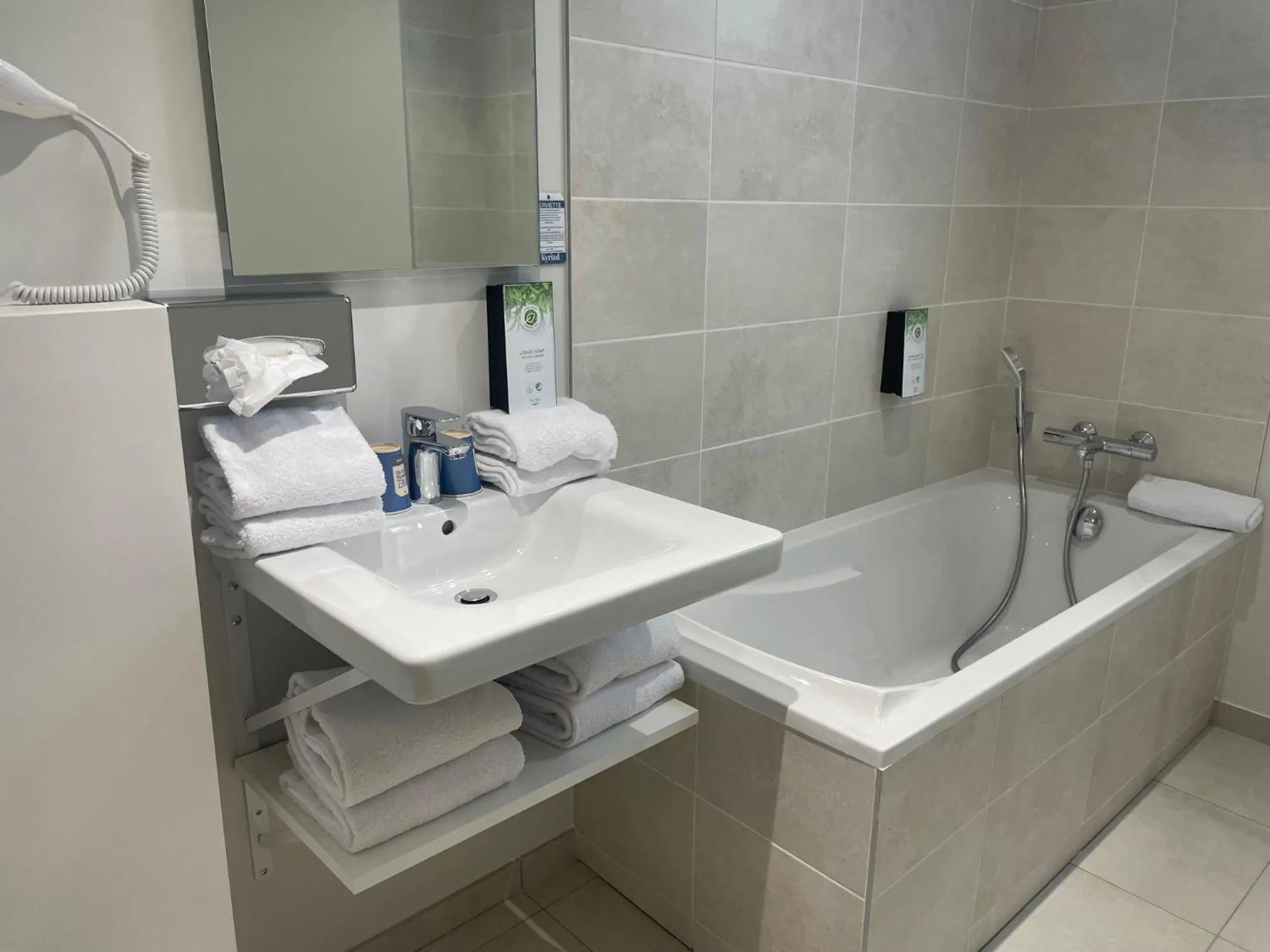 Bathroom in Kyriad Saumur Hyper Centre Hôtel, Appartements, Séminaires et SPA soins Sothys Paris