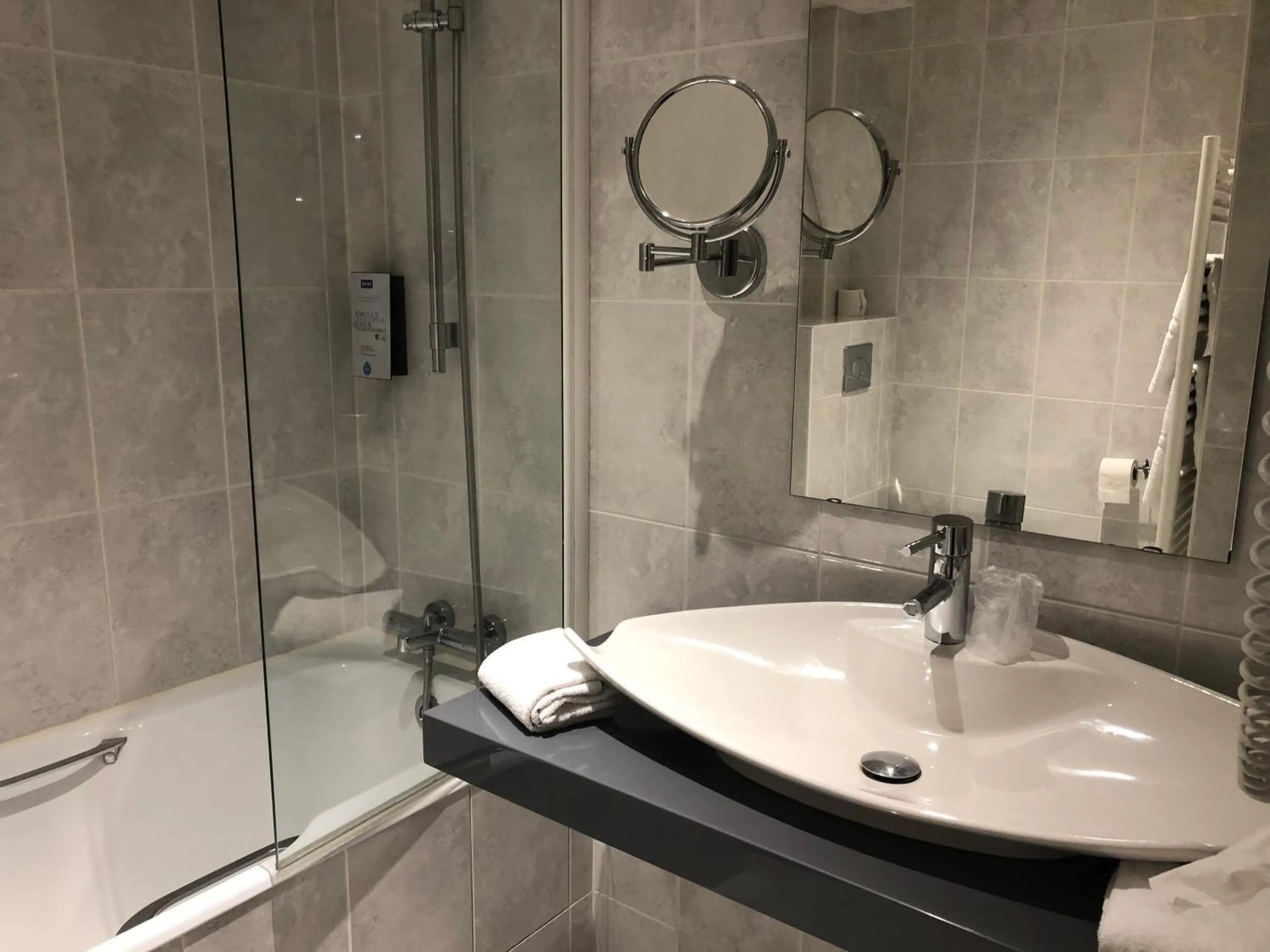 Bathroom in Kyriad Saumur Hyper Centre Hôtel, Appartements, Séminaires et SPA soins Sothys Paris