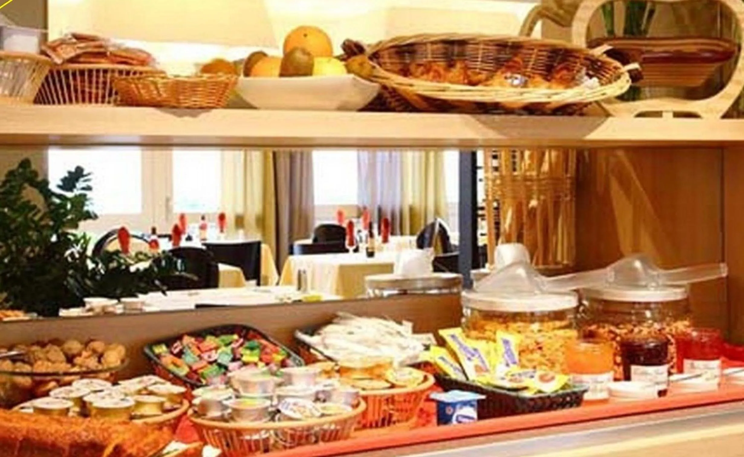 Buffet breakfast in Kyriad Toulouse Blagnac Aéroport