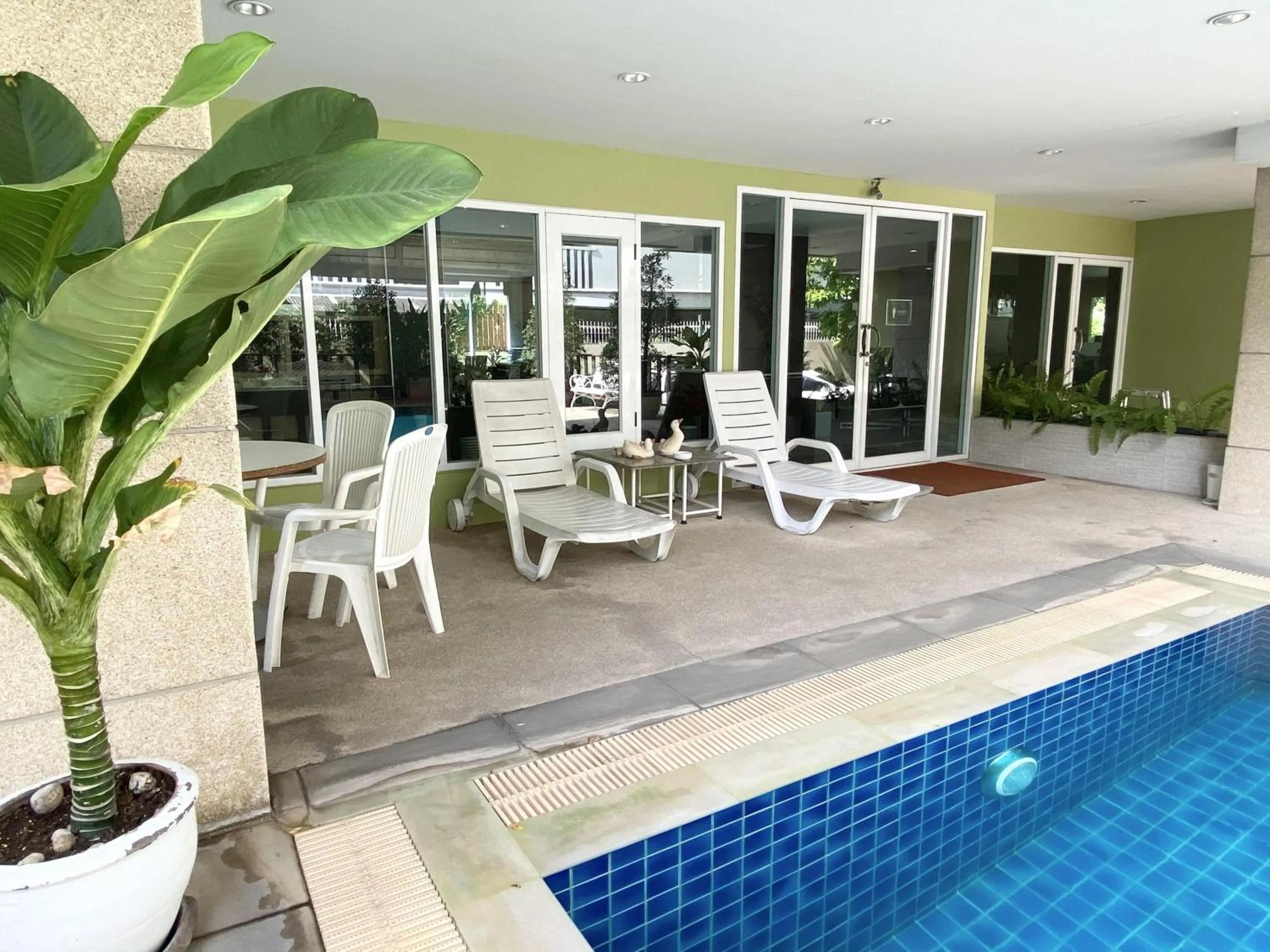 Swimming pool in 14 Place Sukhumvit Suites