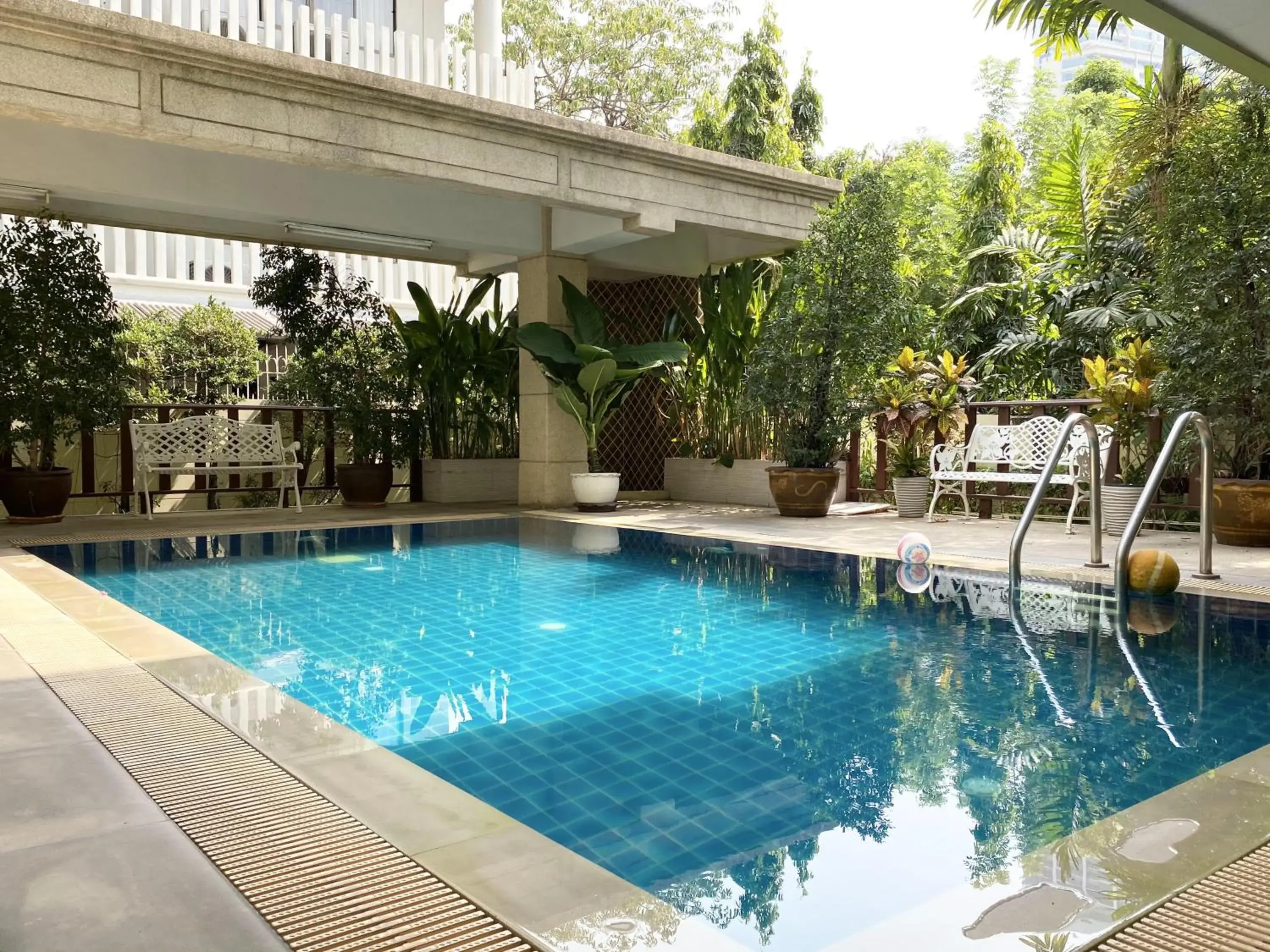 Swimming pool in 14 Place Sukhumvit Suites Swimming pool in 14 Place Sukhumvit Suites