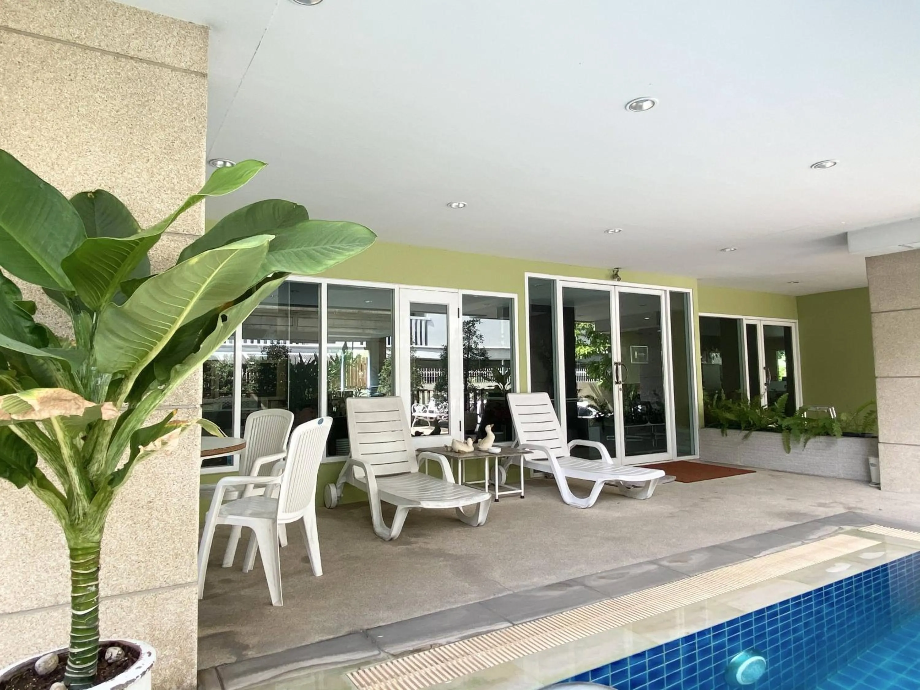 Swimming pool in 14 Place Sukhumvit Suites