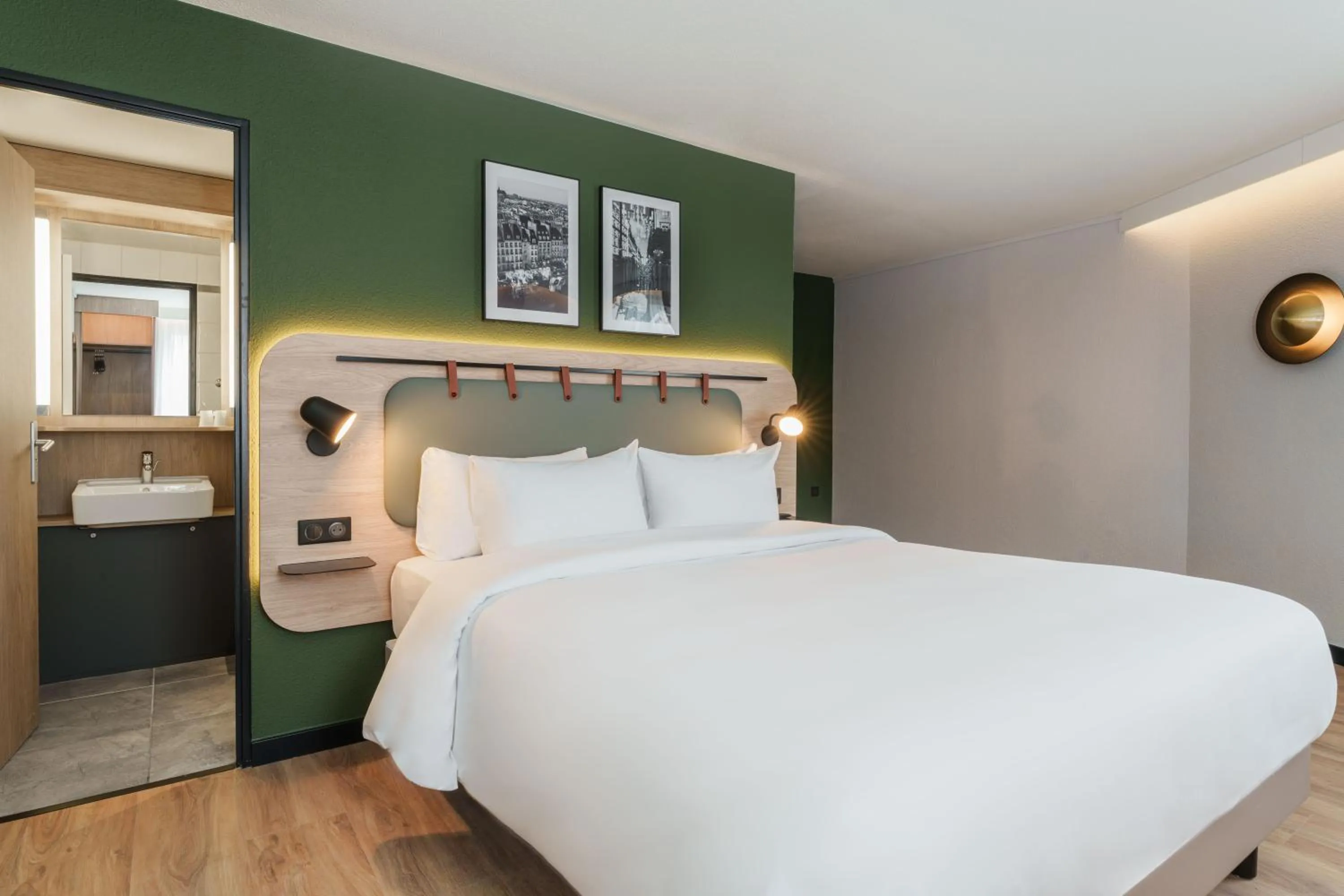 Bedroom, Bed in Campanile Prime Paris 19 - La Villette