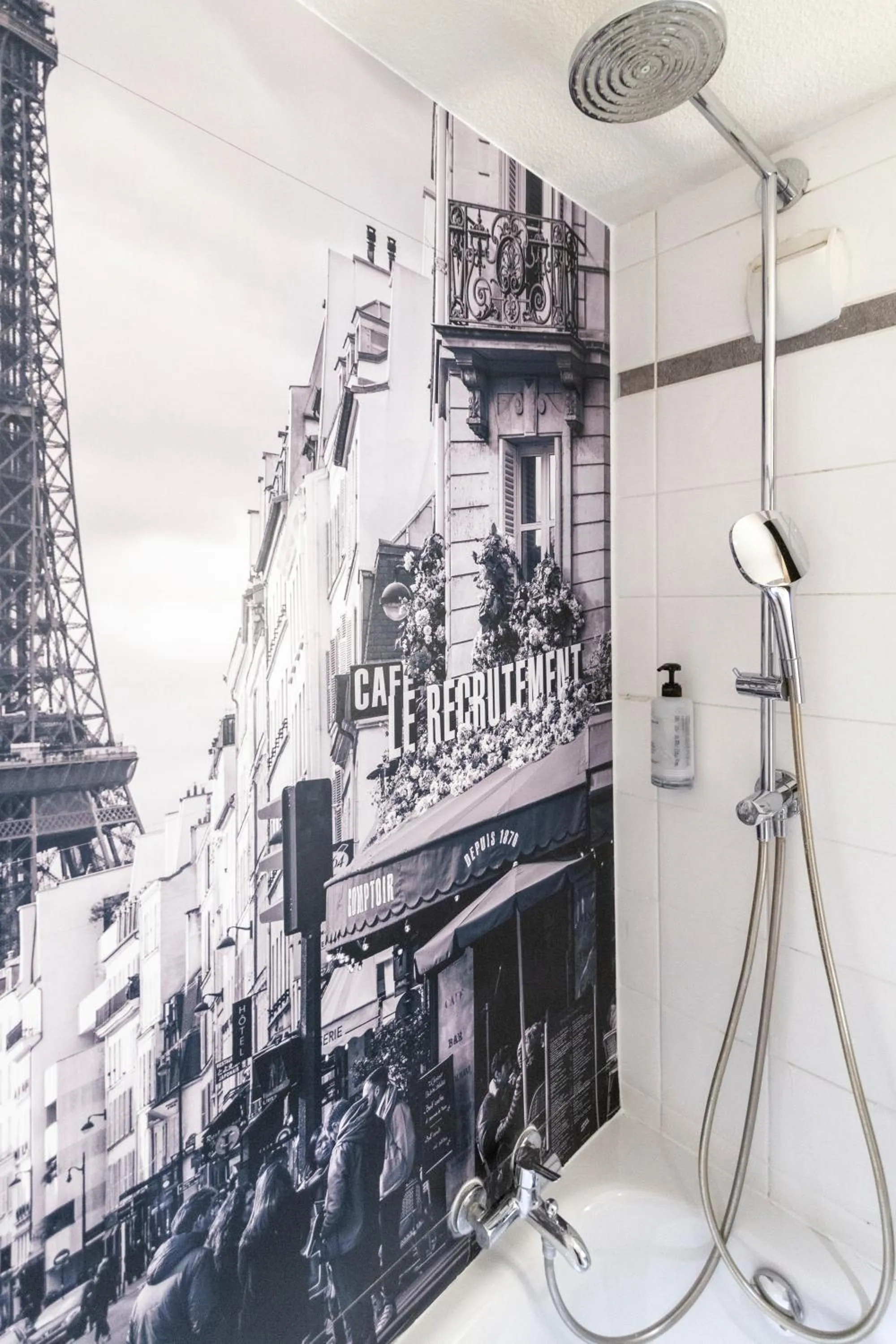 Bath in Campanile Prime Paris 19 - La Villette