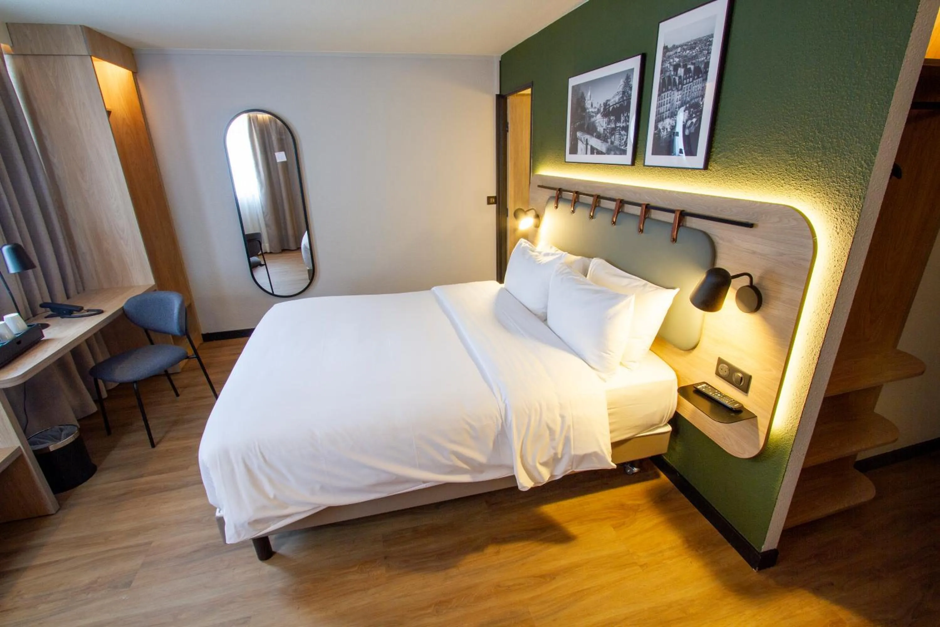 Photo of the whole room, Bed in Campanile Prime Paris 19 - La Villette