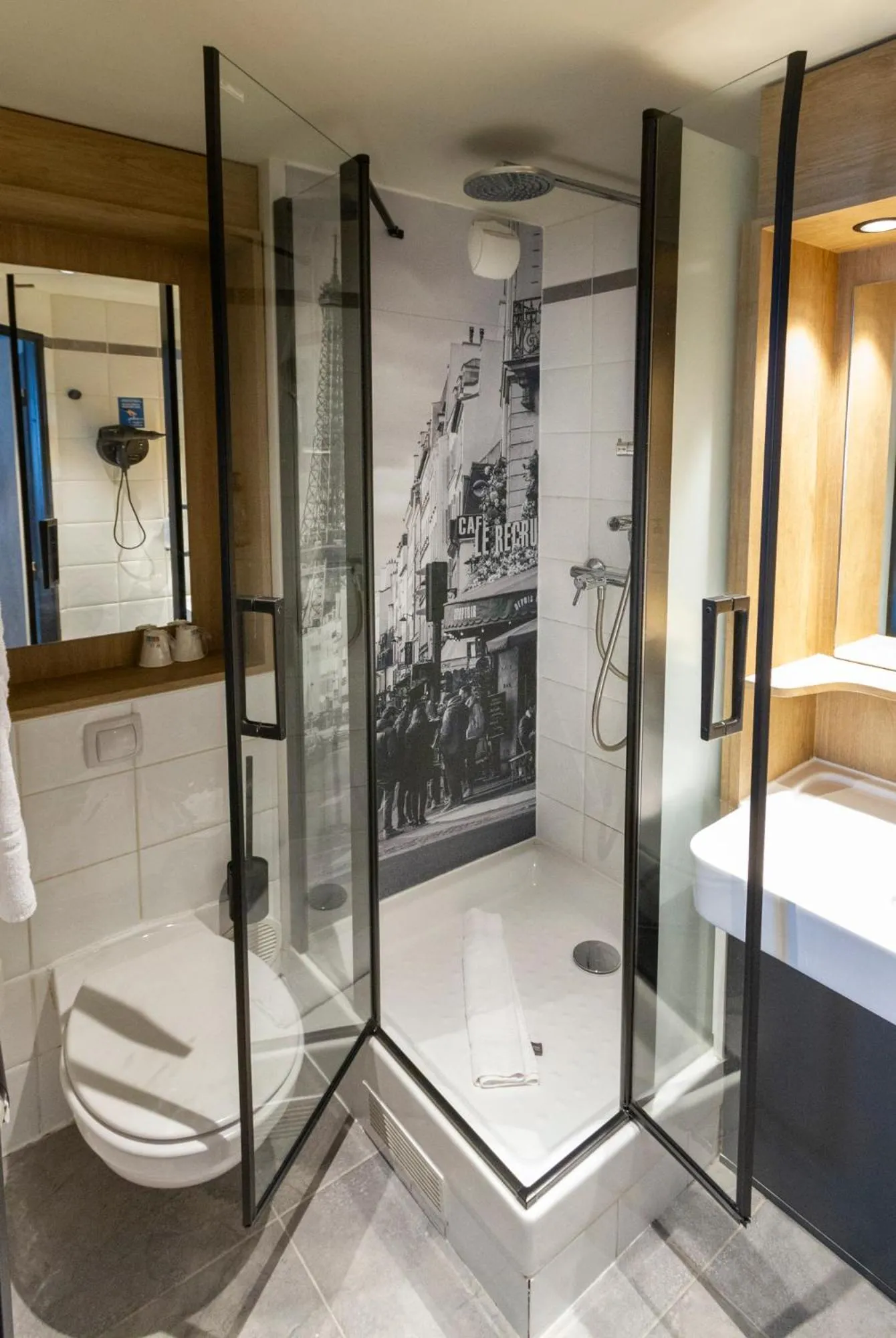 Bathroom, Bed in Campanile Prime Paris 19 - La Villette