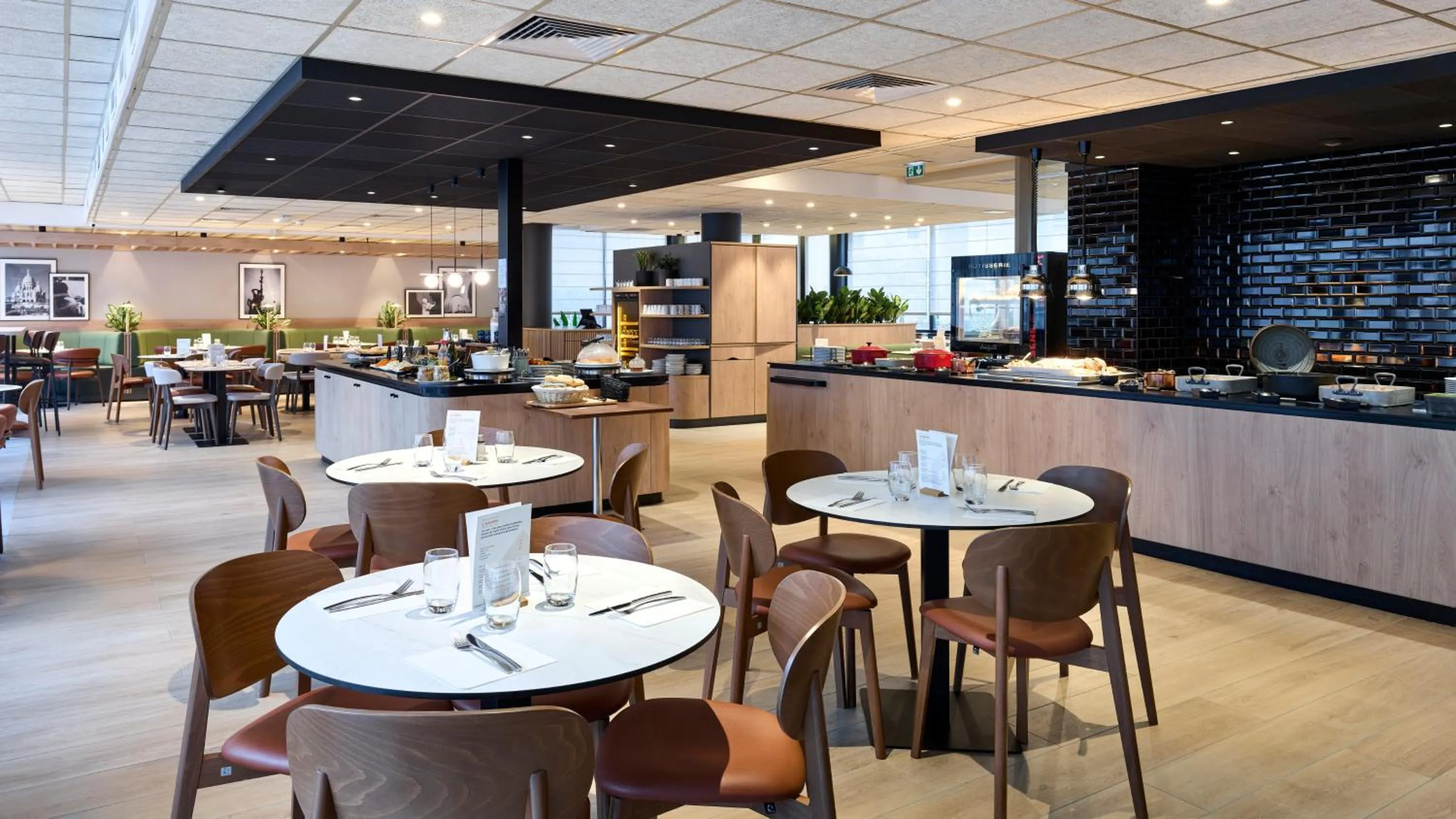 Restaurant/places to eat in Campanile Prime Paris 19 - La Villette
