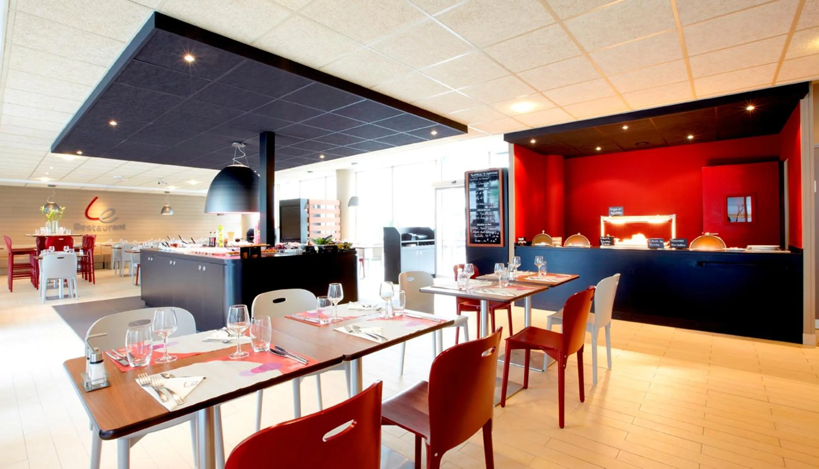 Restaurant/places to eat in Campanile Prime Paris 19 - La Villette