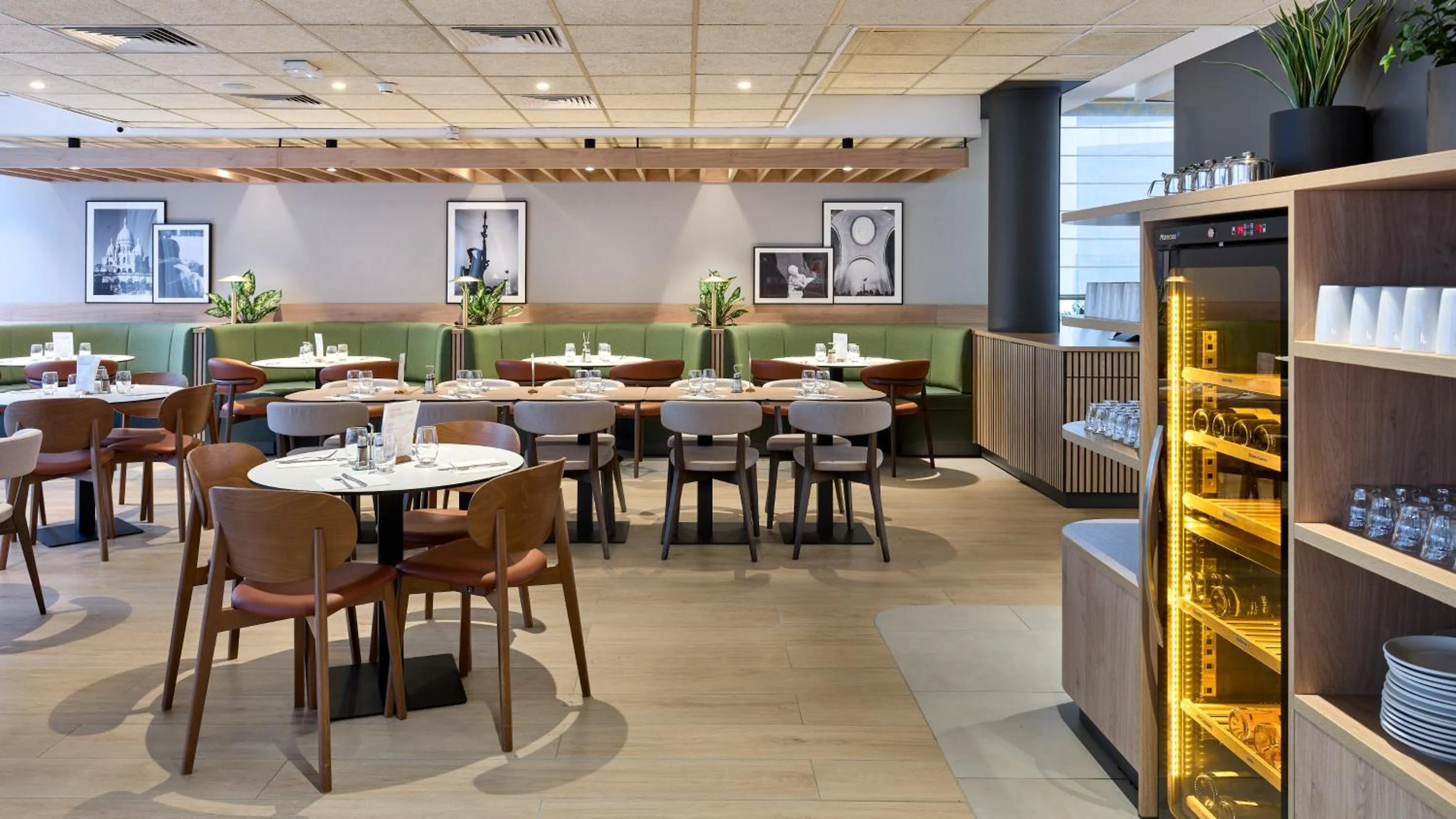 Restaurant/places to eat in Campanile Prime Paris 19 - La Villette