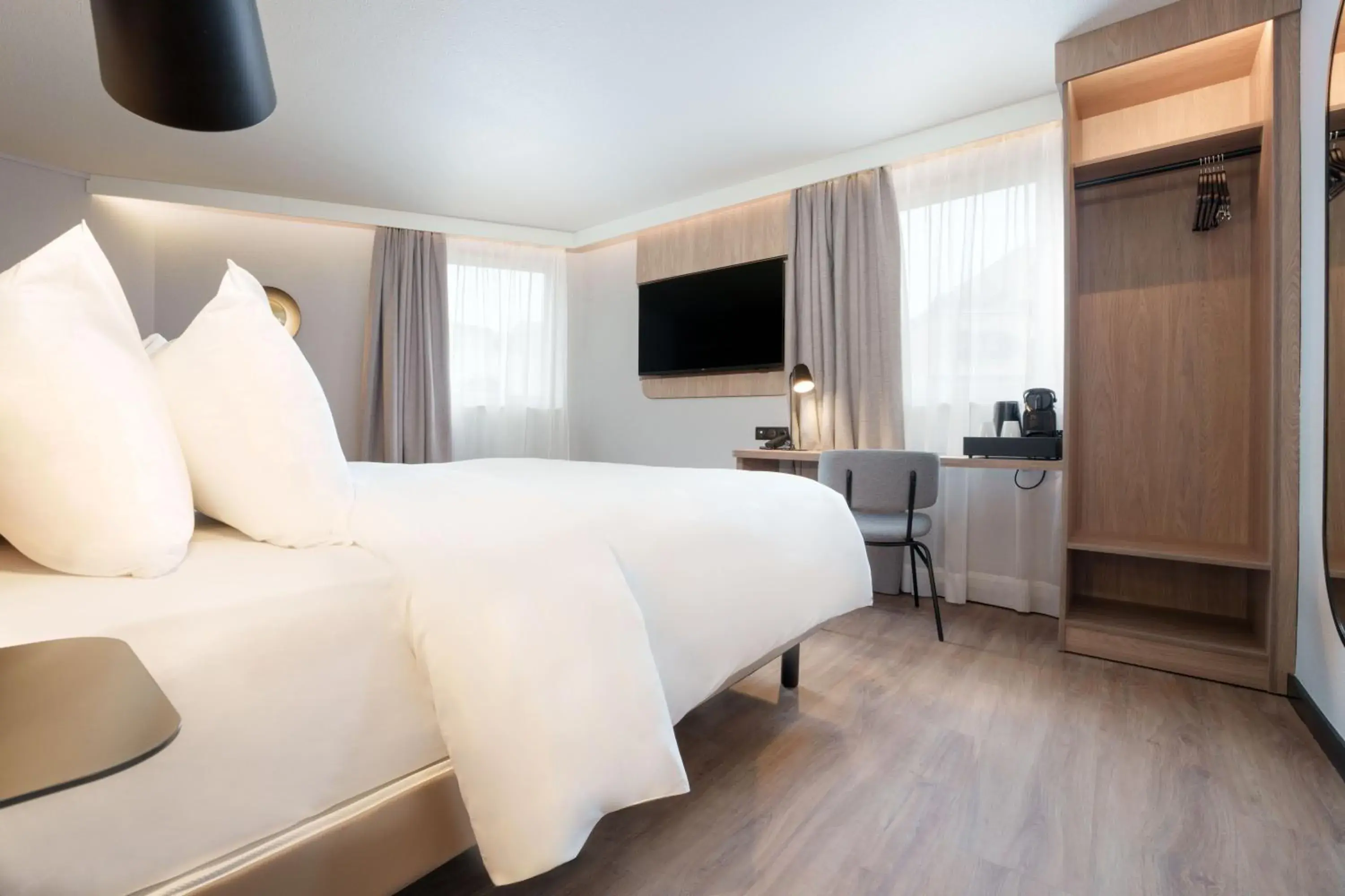 Bedroom, Bed in Campanile Prime Paris 19 - La Villette Bedroom, Bed in Campanile Prime Paris 19 - La Villette