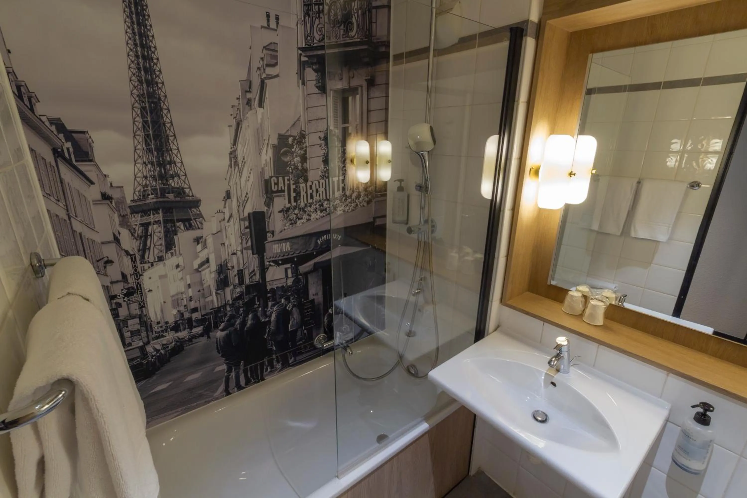 Bathroom in Campanile Prime Paris 19 - La Villette