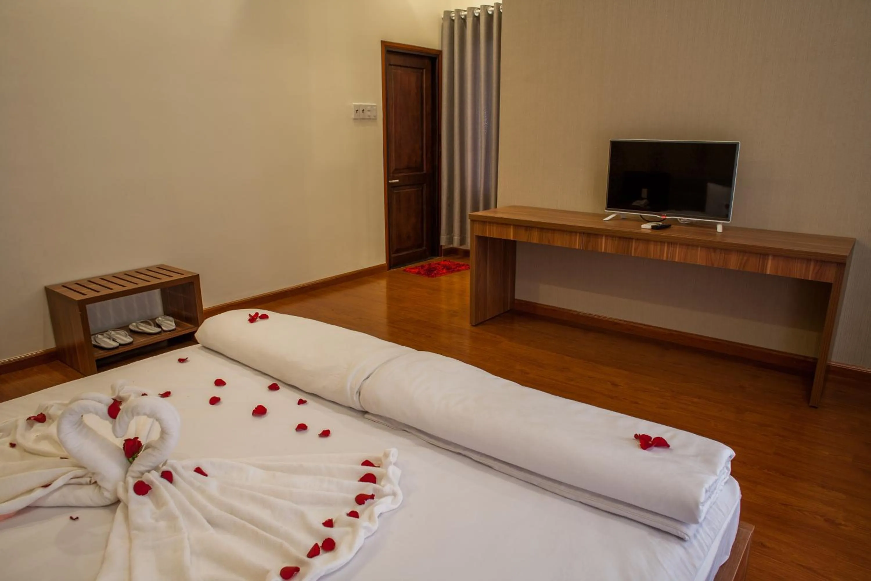 Bedroom, Bed in Trieu Khang Hotel gần sân bay Cam Ranh near Cam Ranh Airport