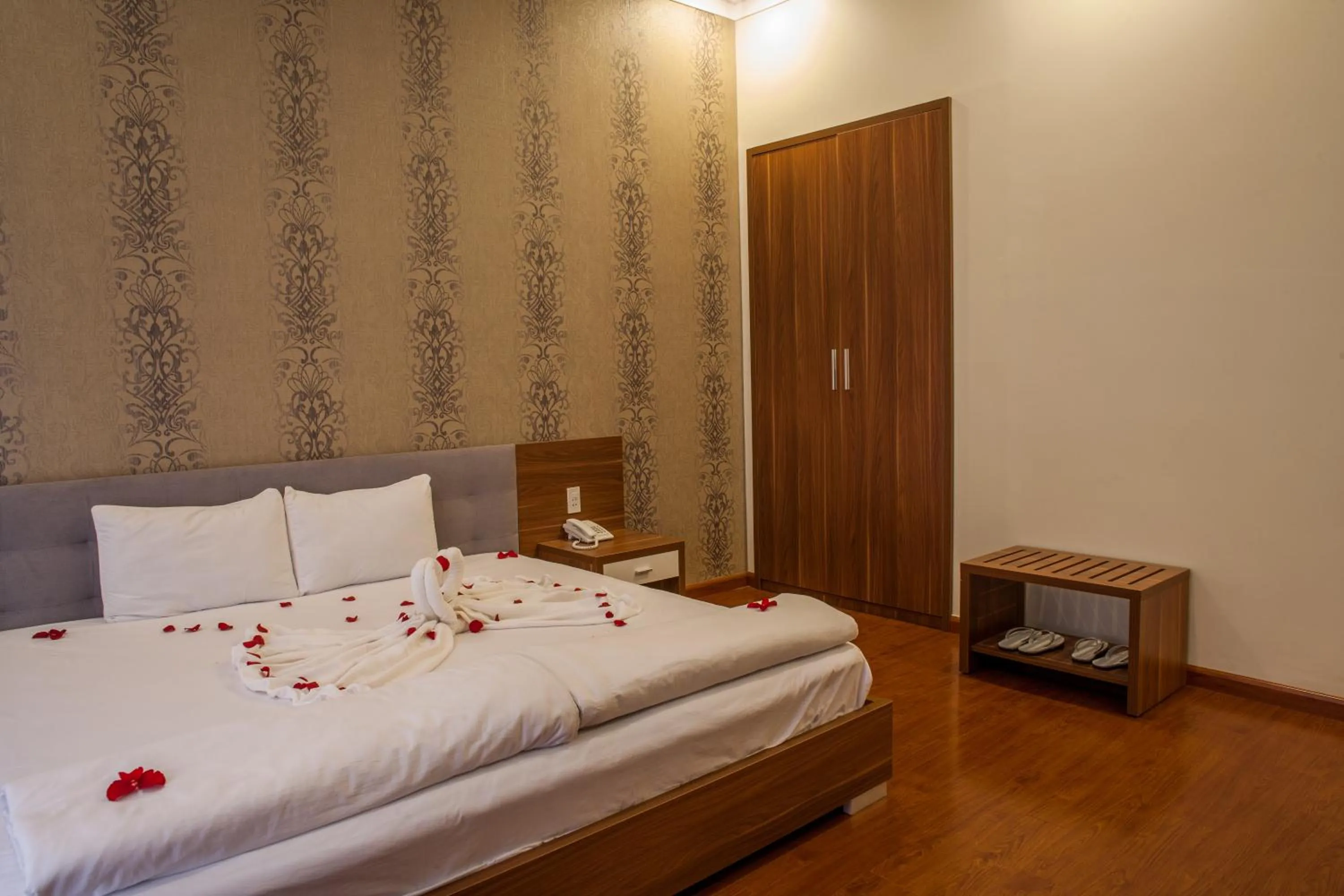 Bedroom, Bed in Trieu Khang Hotel gần sân bay Cam Ranh near Cam Ranh Airport