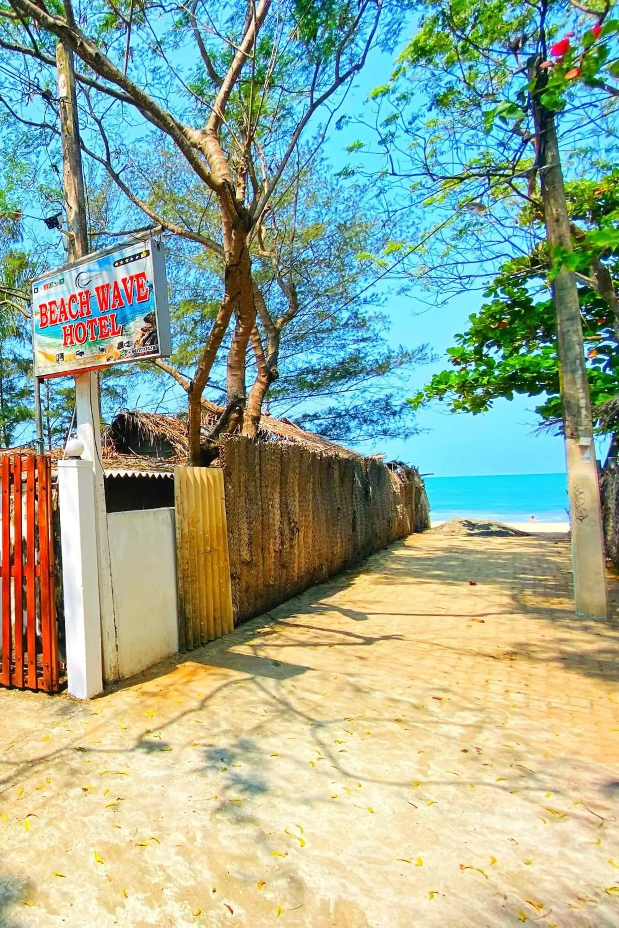 Facade/entrance in Beach Wave Hotel Facade/entrance in Beach Wave Hotel