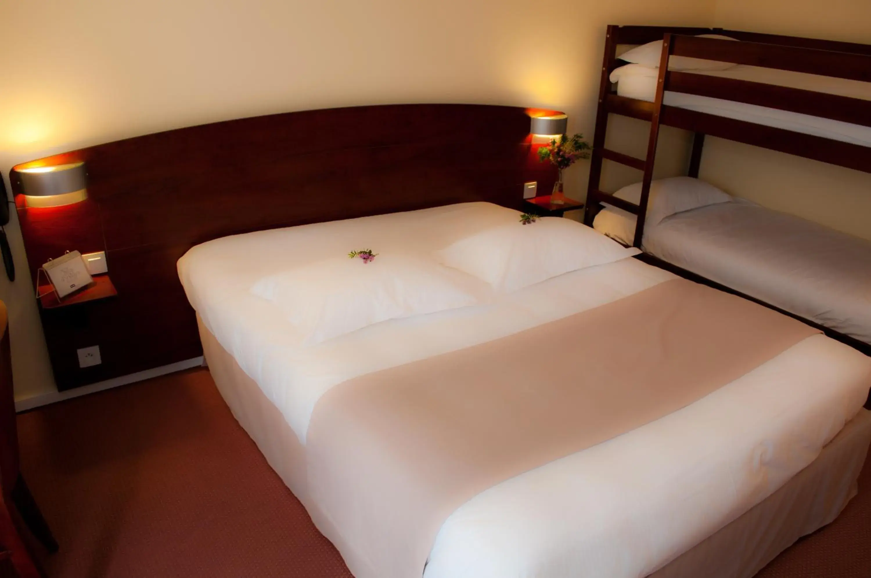 Quadruple Room (2 Adults + 2 Children) in Kyriad Saint-Malo Dinard Quadruple Room (2 Adults + 2 Children) in Kyriad Saint-Malo Dinard