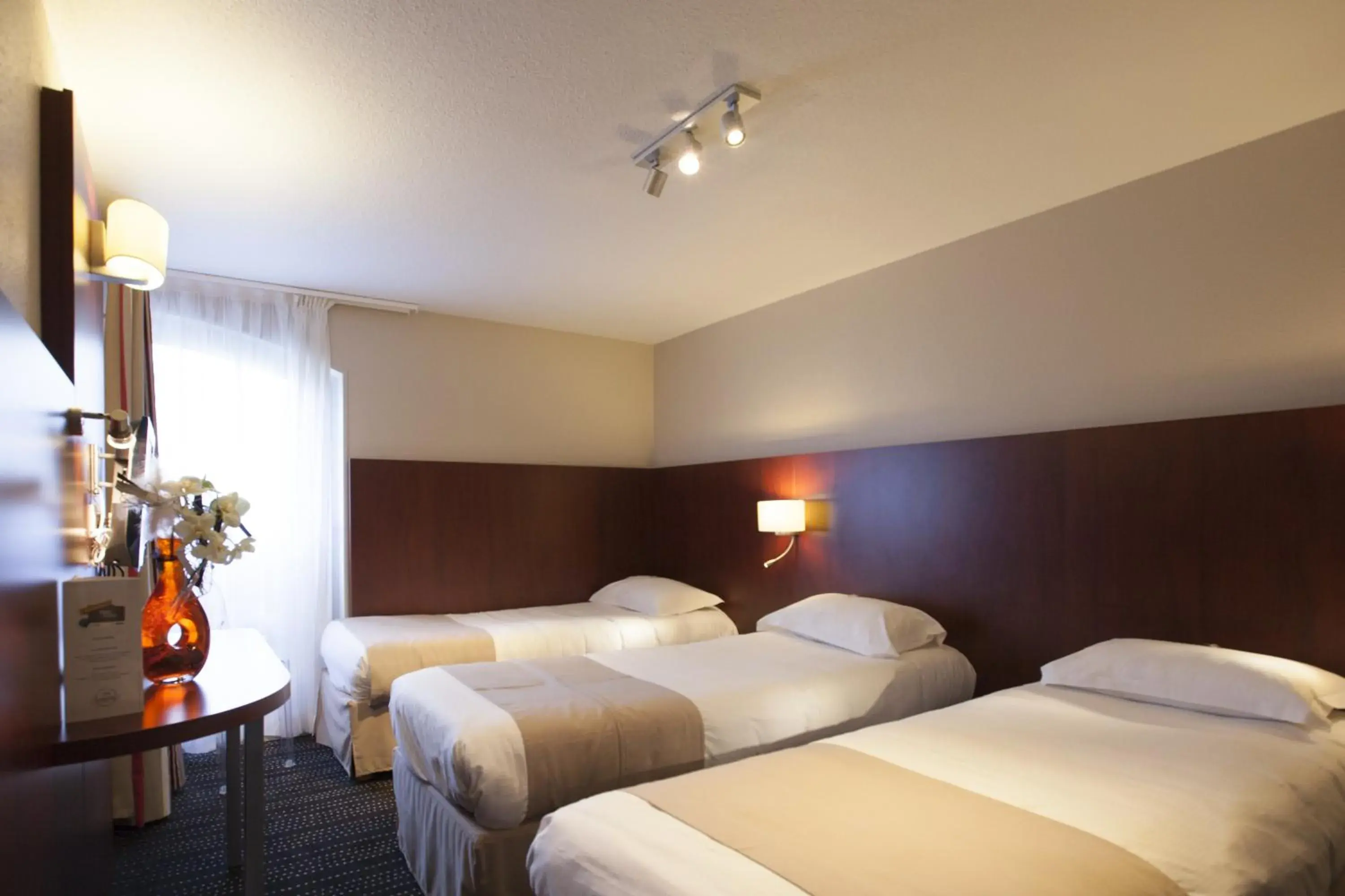 One Double Bed 3 Single Beds in Kyriad Saint-Malo Dinard One Double Bed 3 Single Beds in Kyriad Saint-Malo Dinard