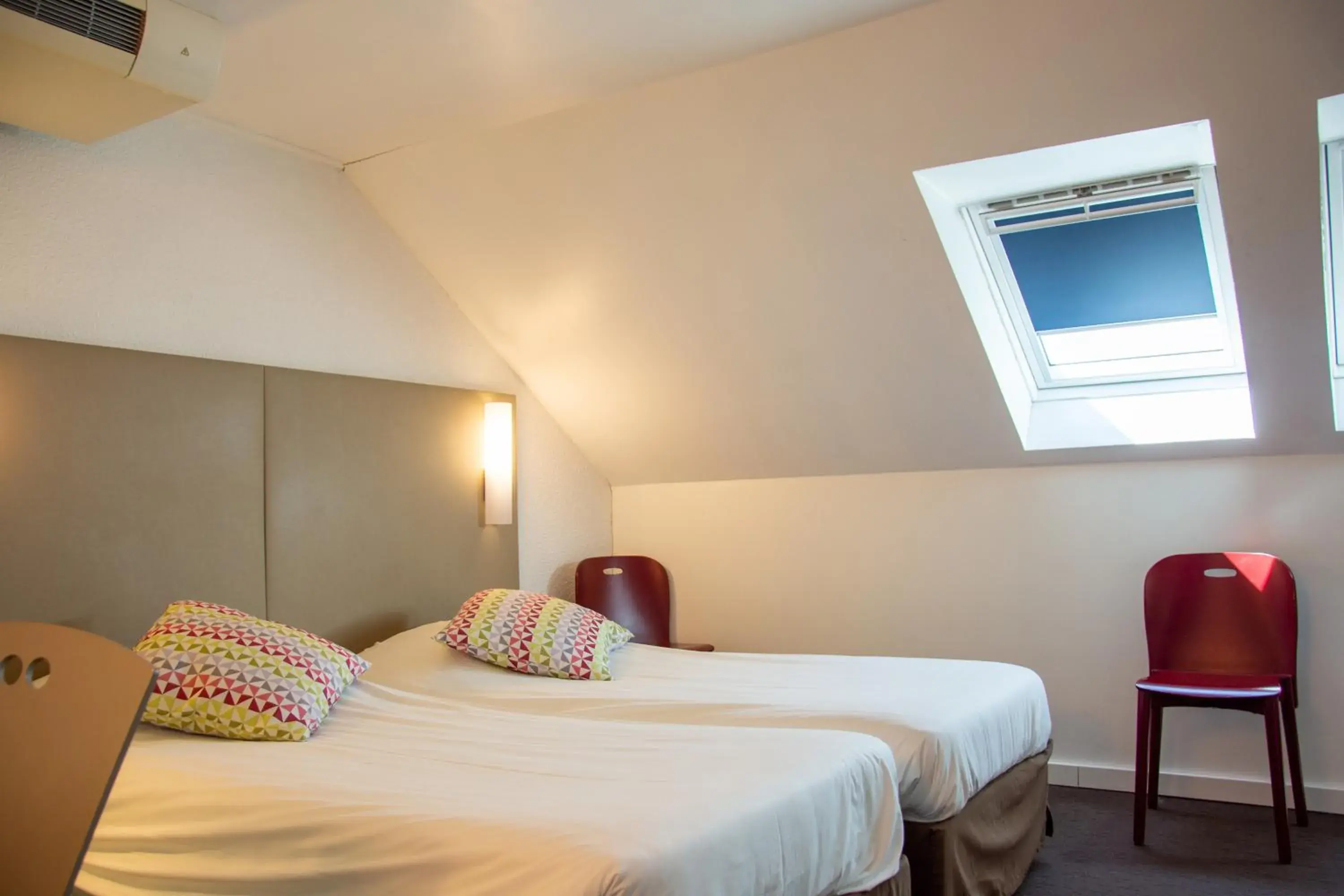 Bedroom, Bed in Campanile Dunkerque Sud - Loon Plage Bedroom, Bed in Campanile Dunkerque Sud - Loon Plage