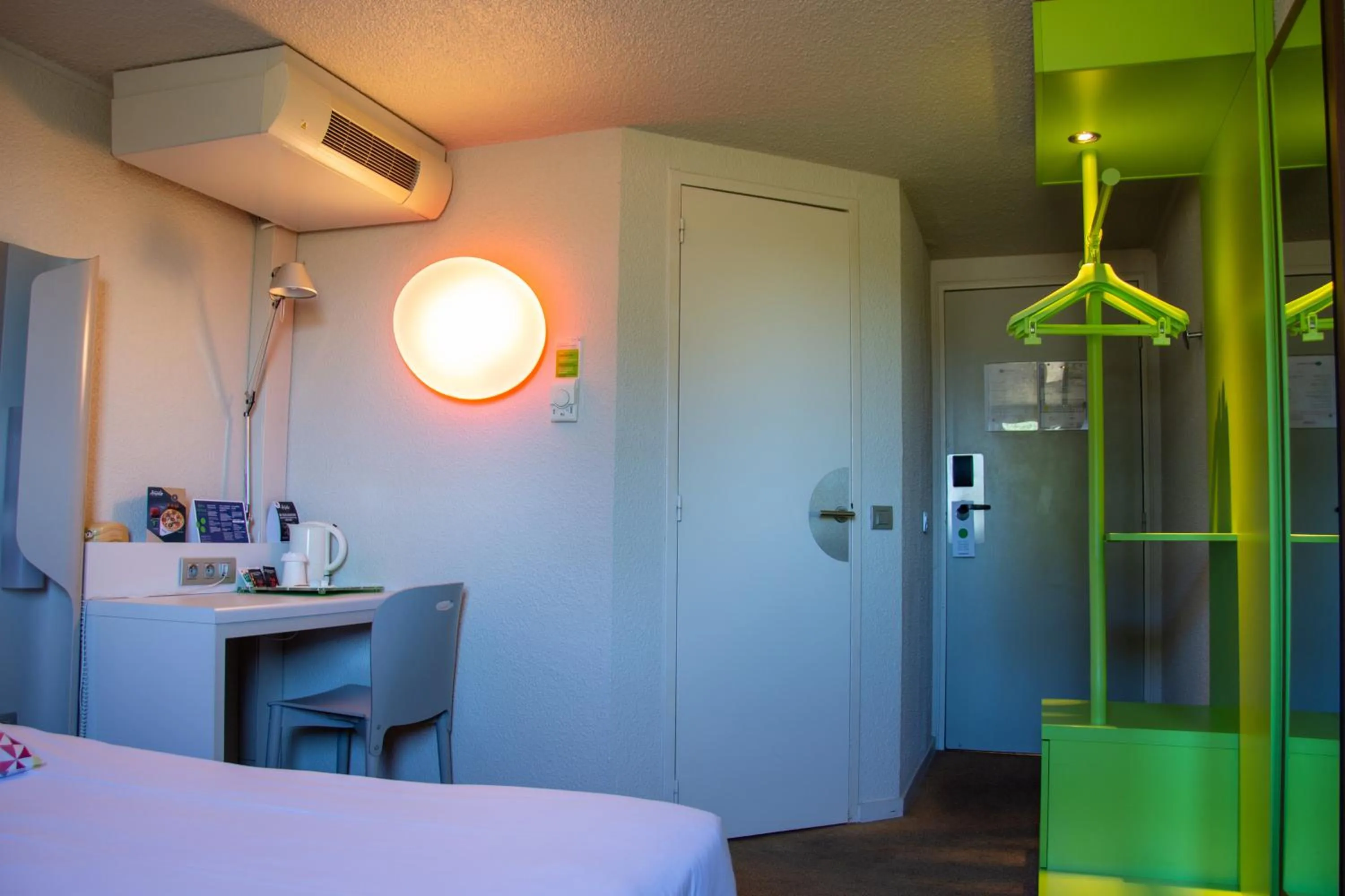Bedroom, Bed in Campanile Dunkerque Sud - Loon Plage