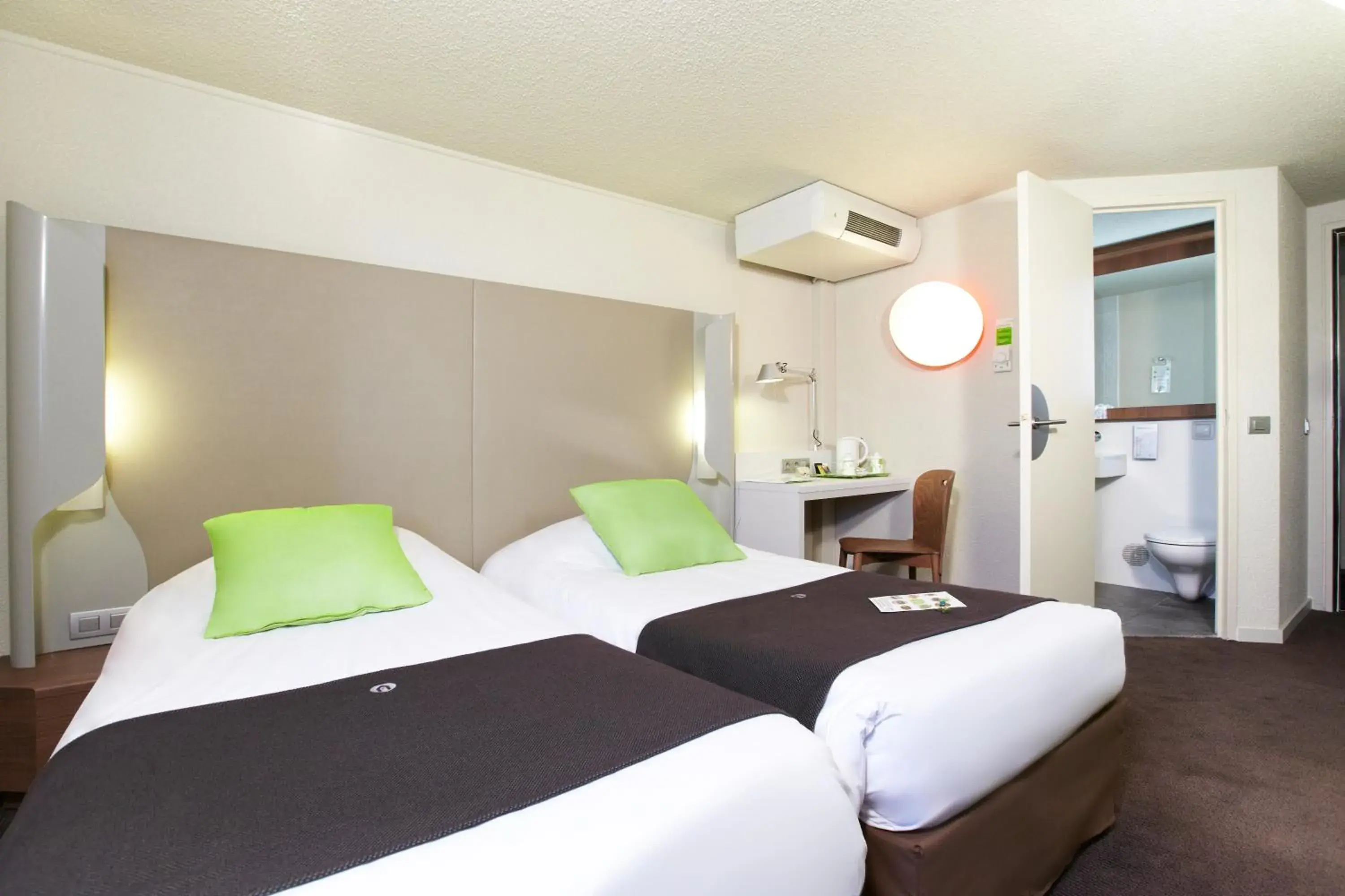 Bedroom, Bed in Campanile Dunkerque Sud - Loon Plage Bedroom, Bed in Campanile Dunkerque Sud - Loon Plage