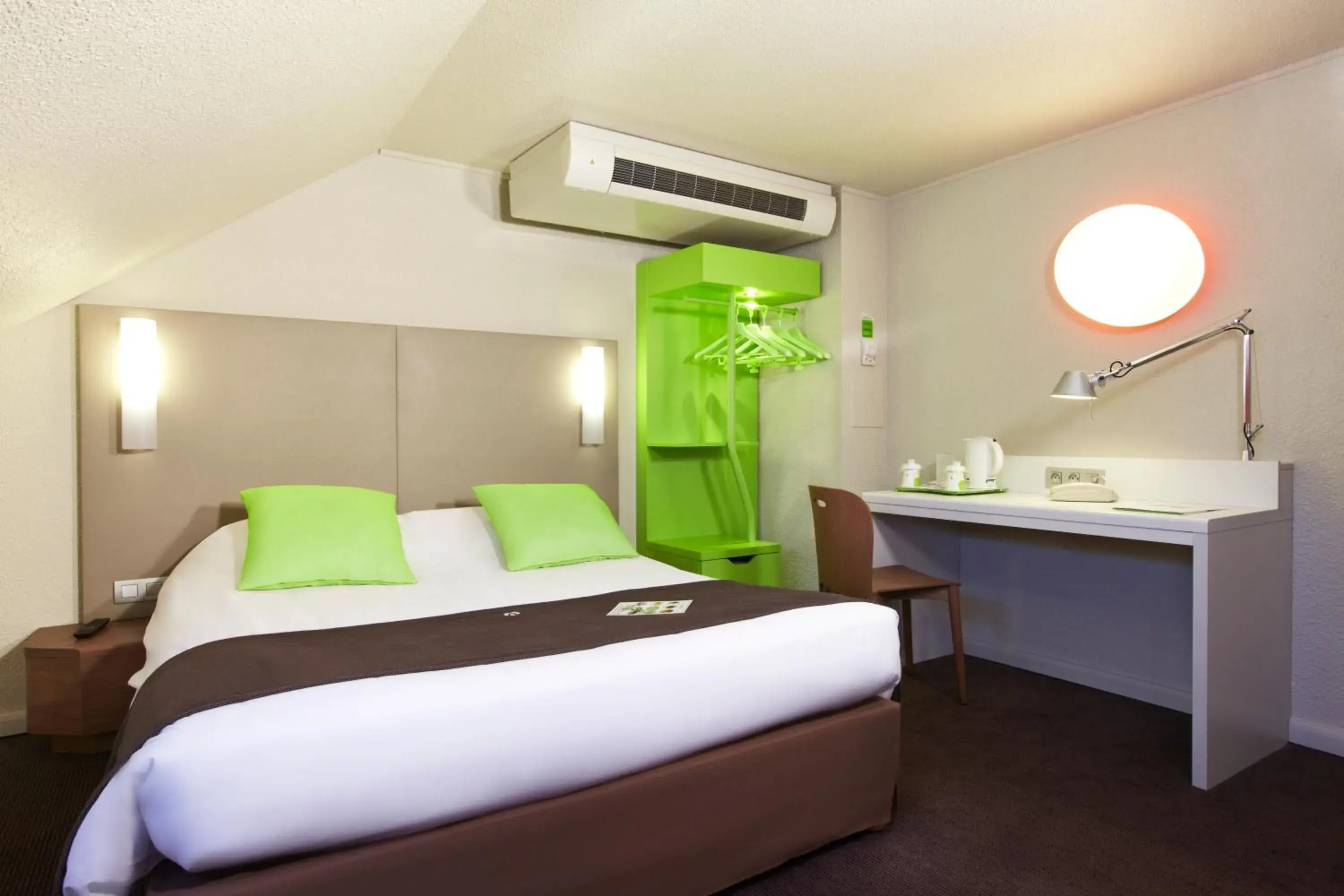 Bedroom, Bed in Campanile Dunkerque Sud - Loon Plage Bedroom, Bed in Campanile Dunkerque Sud - Loon Plage
