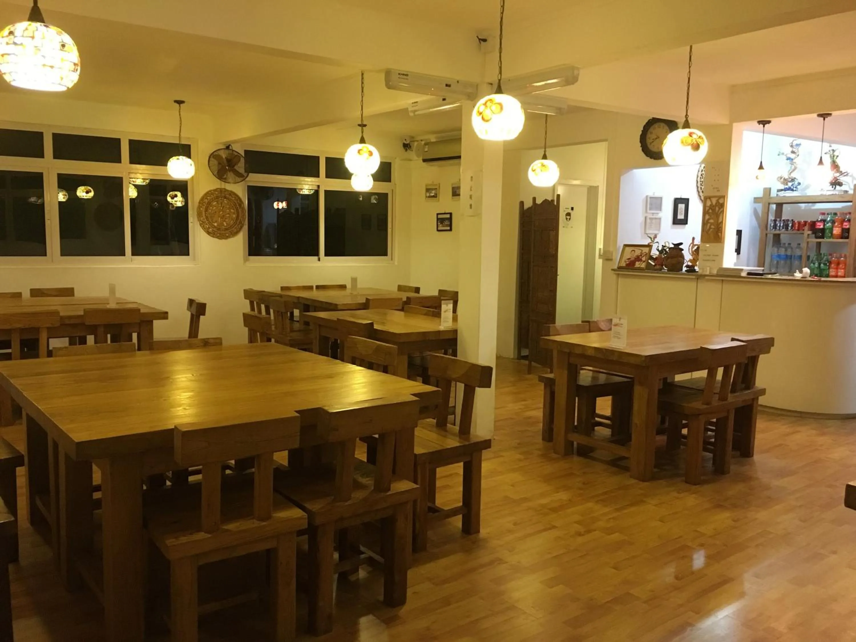 Restaurant/places to eat in Garden Villas