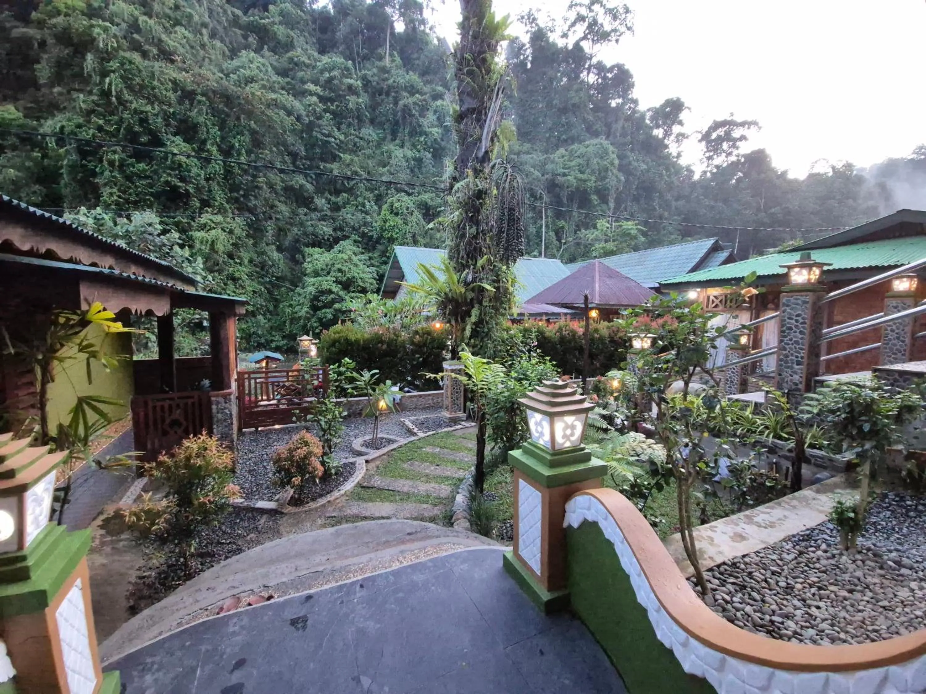 Sam's Bungalows And Treks