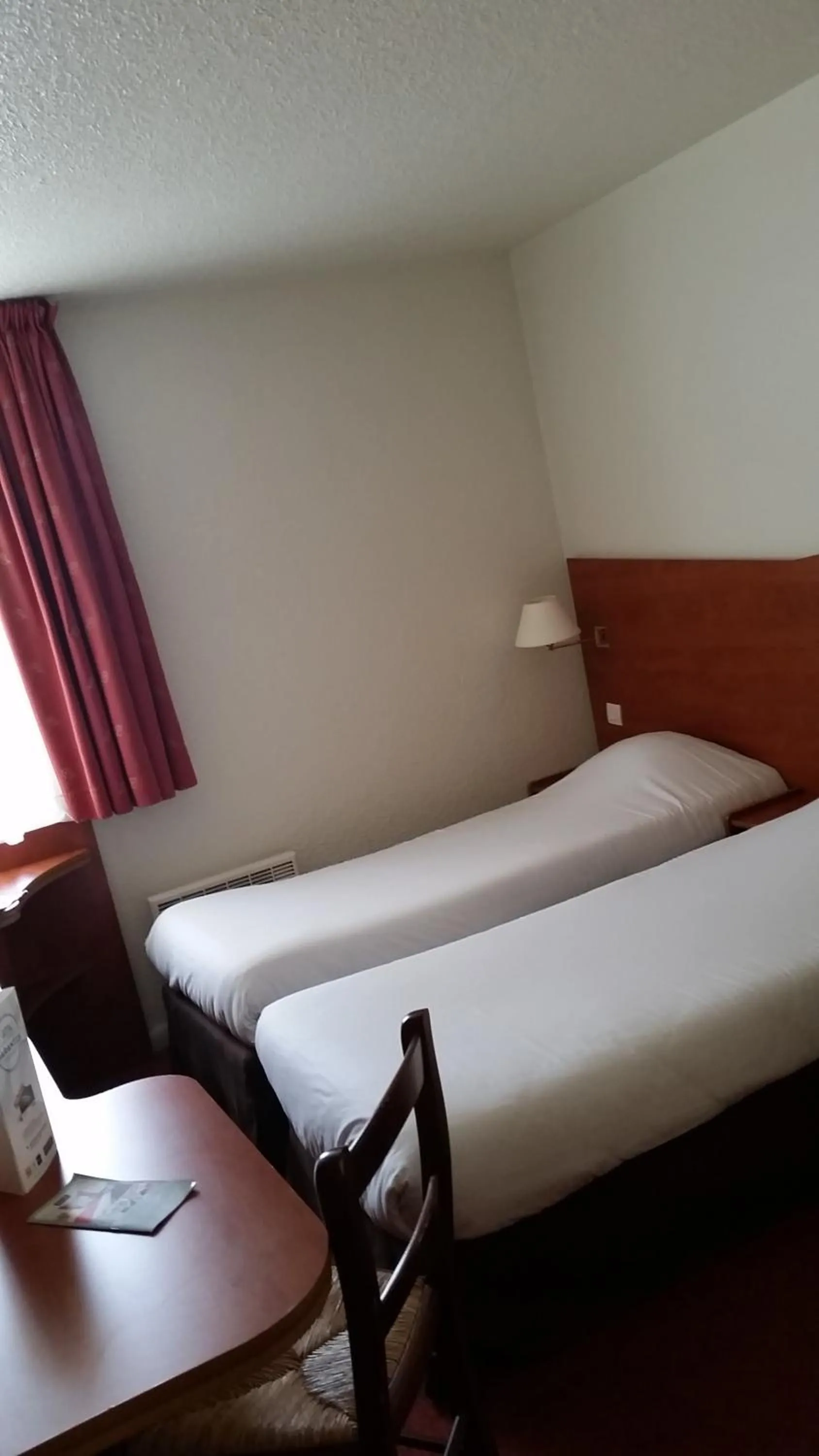 Bedroom, Bed in Kyriad Chantilly