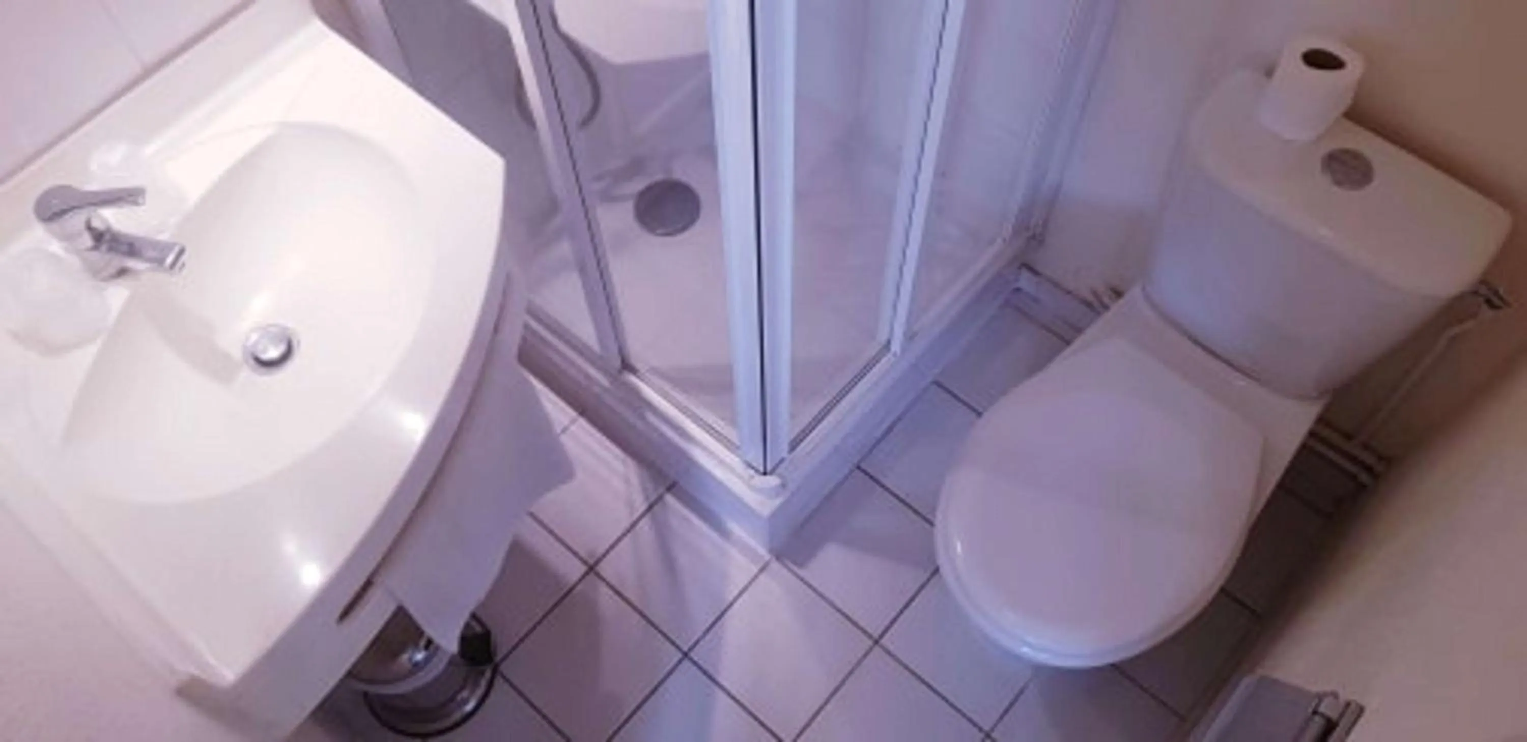 Bathroom in Kyriad Chantilly