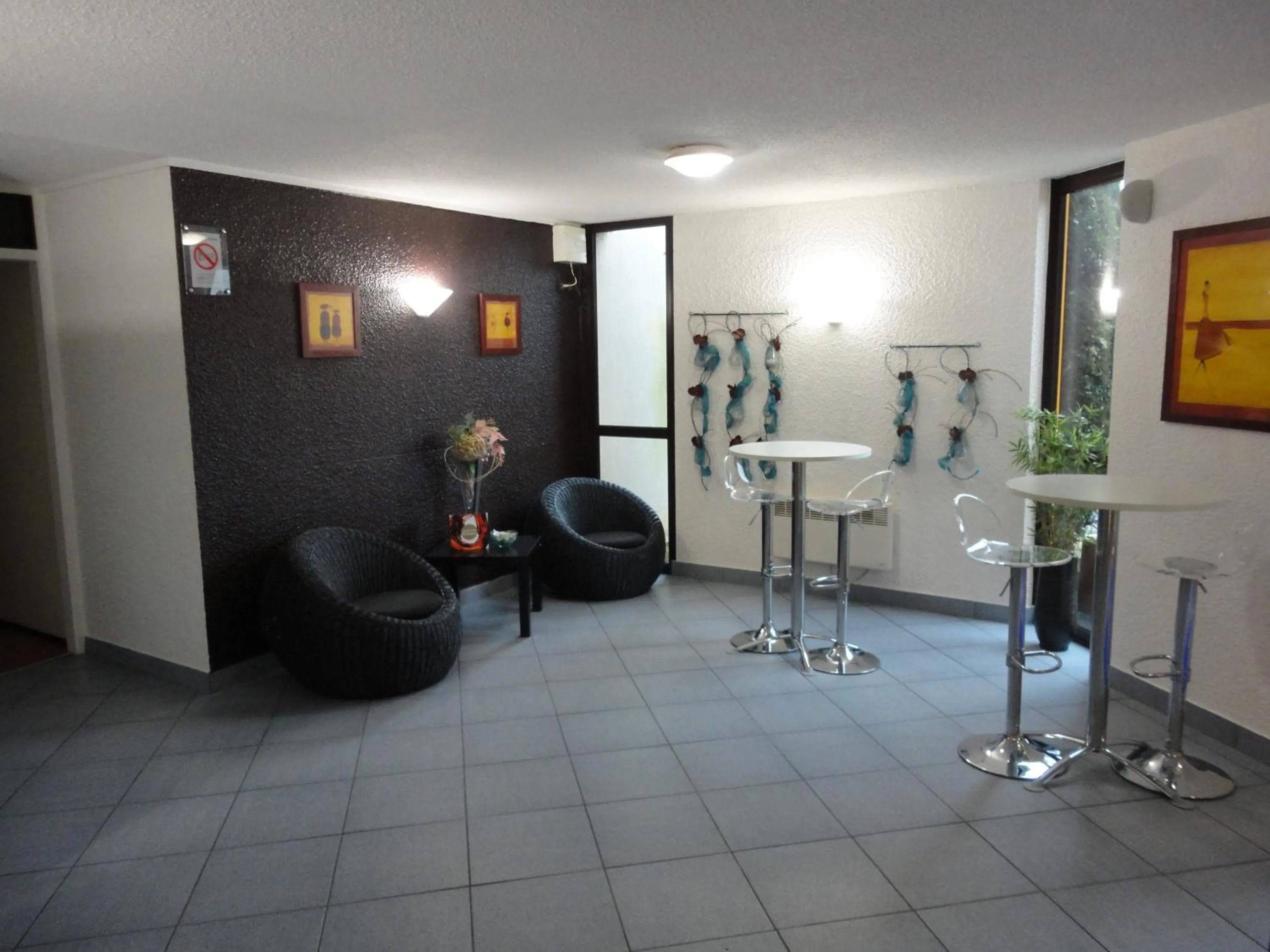 Lobby or reception in Kyriad Chantilly