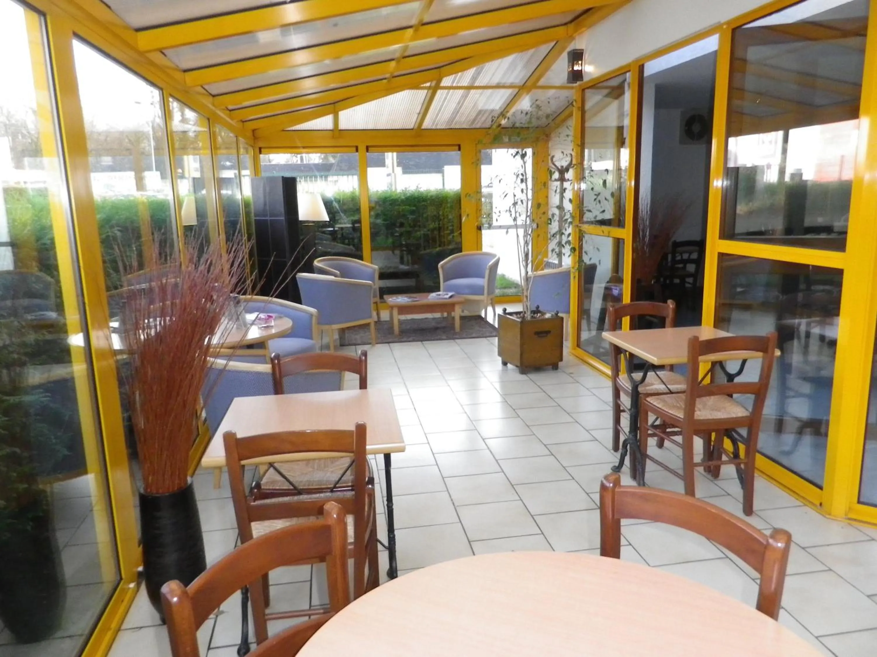 Lounge or bar in Kyriad Chantilly