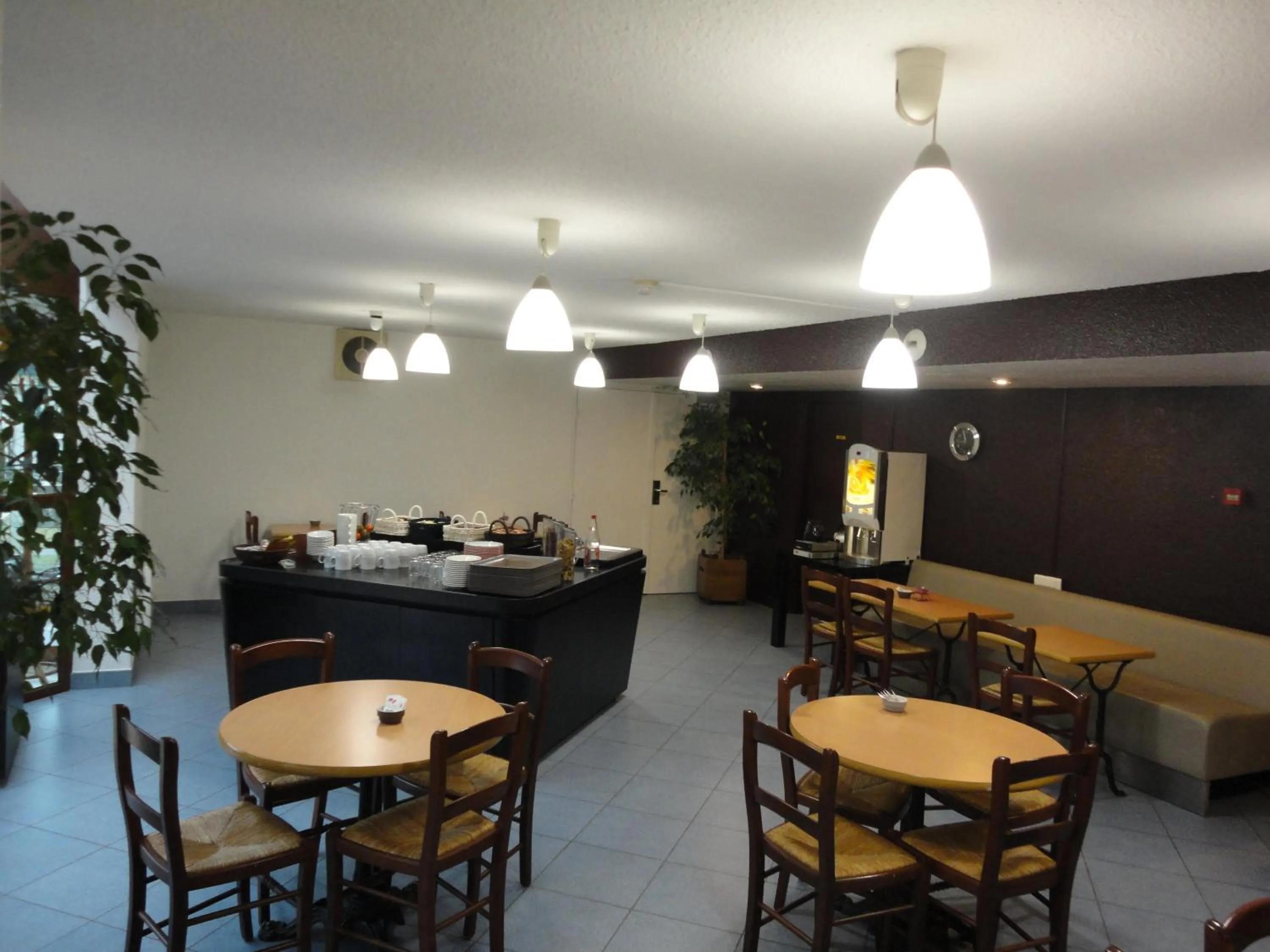 Restaurant/places to eat in Kyriad Chantilly