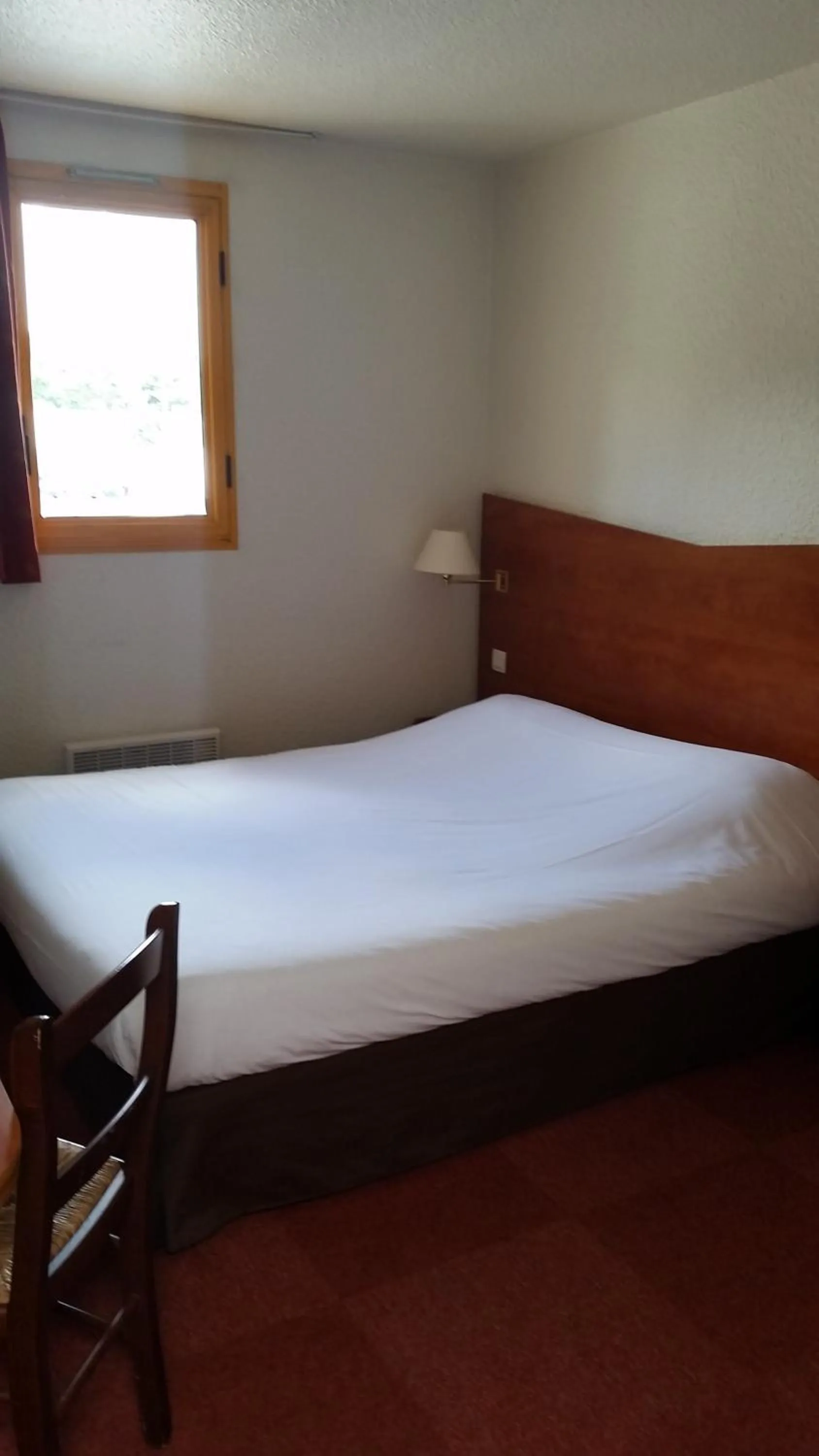 Bedroom, Bed in Kyriad Chantilly