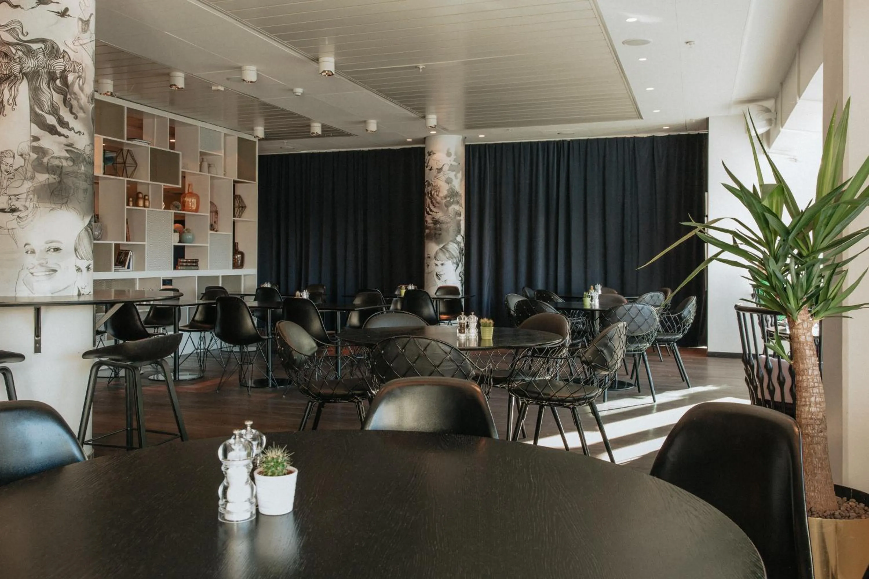 Restaurant/places to eat in Best Western Plus Hotel Plaza