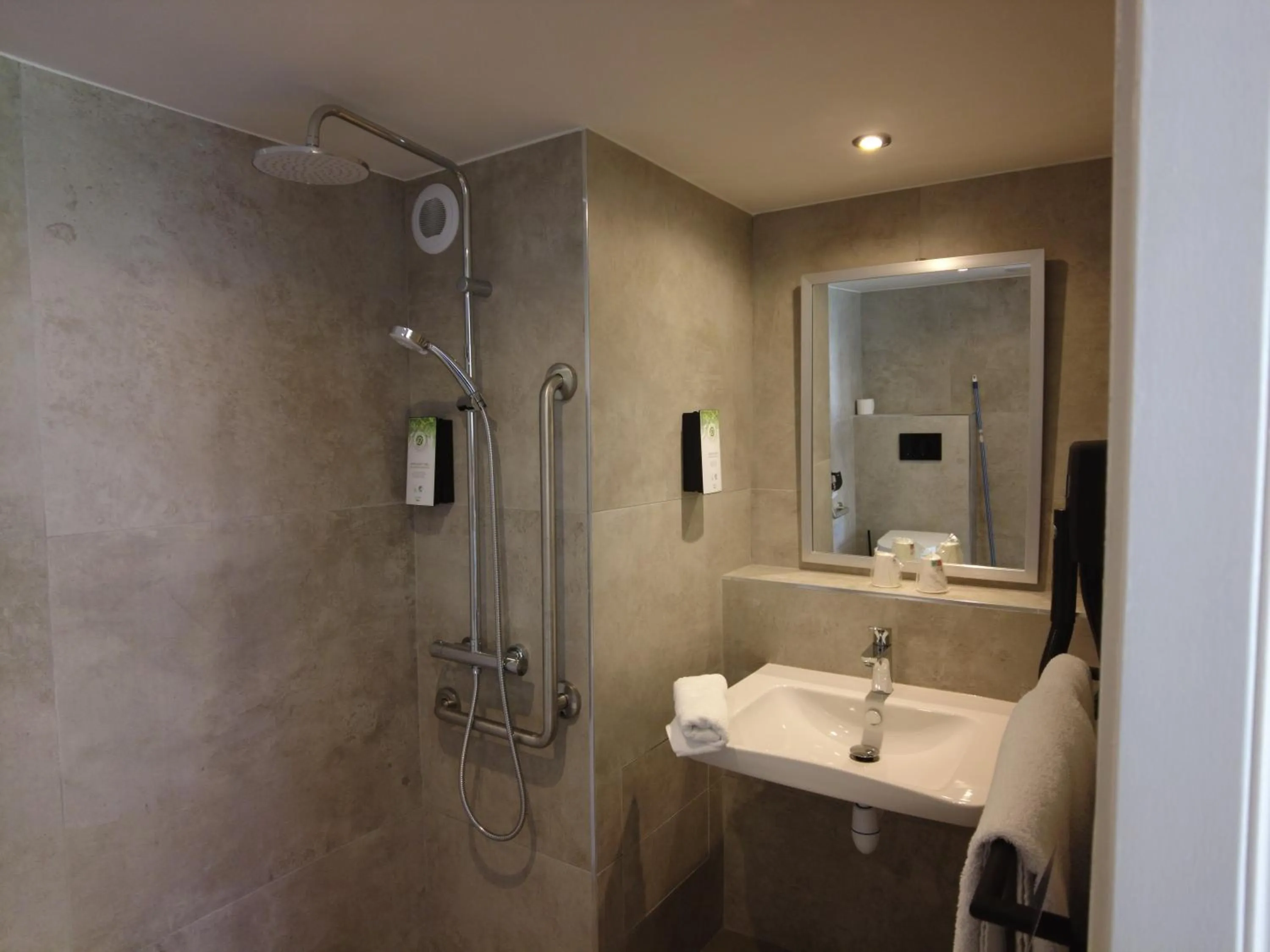 Facility for disabled guests in Kyriad Tarbes Odos