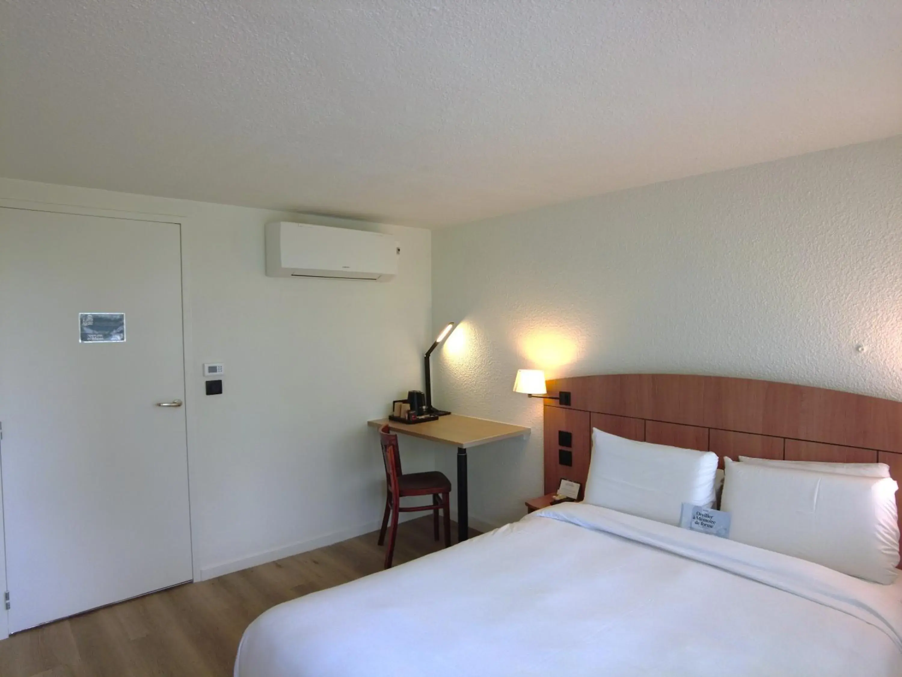 Facility for disabled guests, Bed in Kyriad Tarbes Odos Facility for disabled guests, Bed in Kyriad Tarbes Odos
