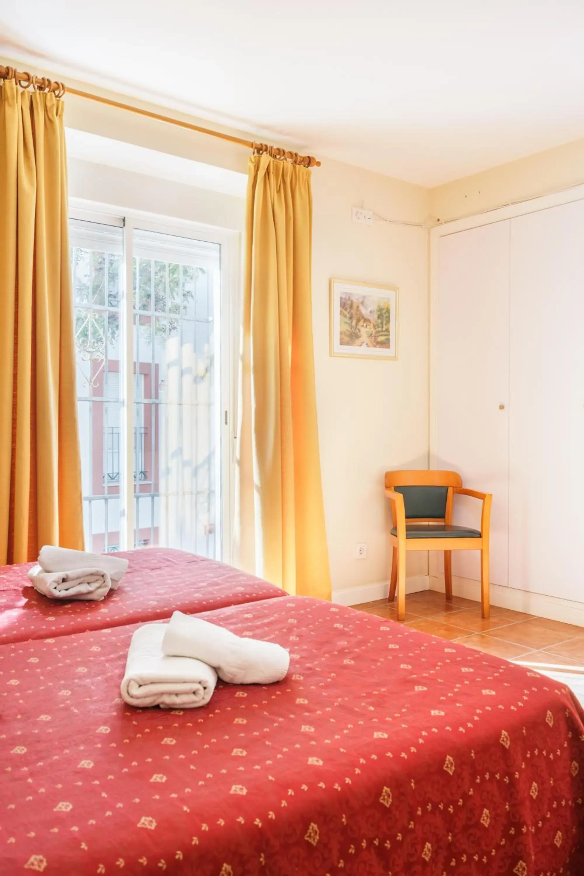 Quadruple Room in Hotel Carlos V Jerez by Vivere Stays Quadruple Room in Hotel Carlos V Jerez by Vivere Stays