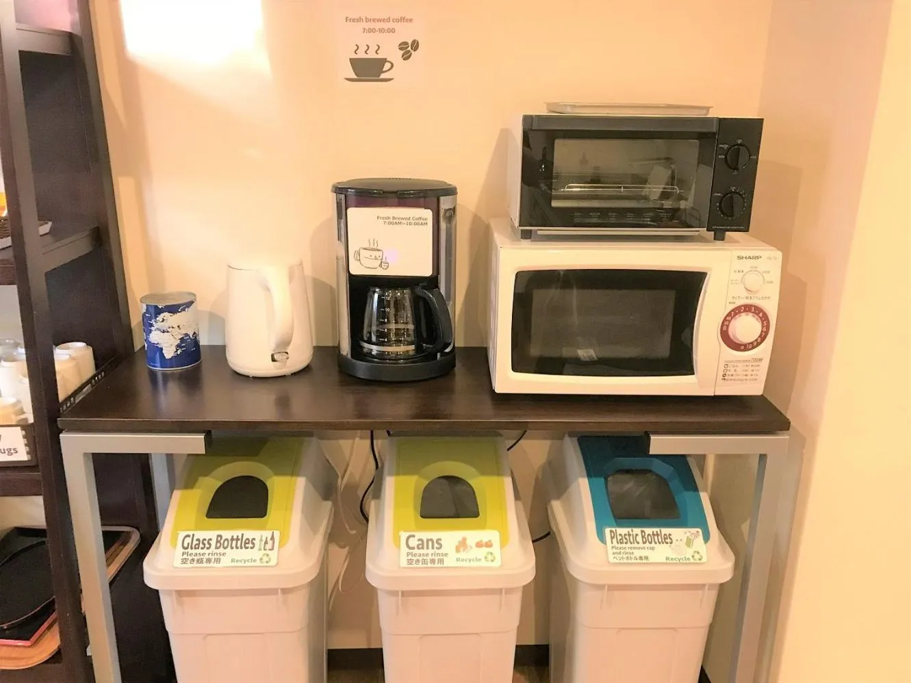 Communal kitchen in K's House Kanazawa - Travelers Hostel