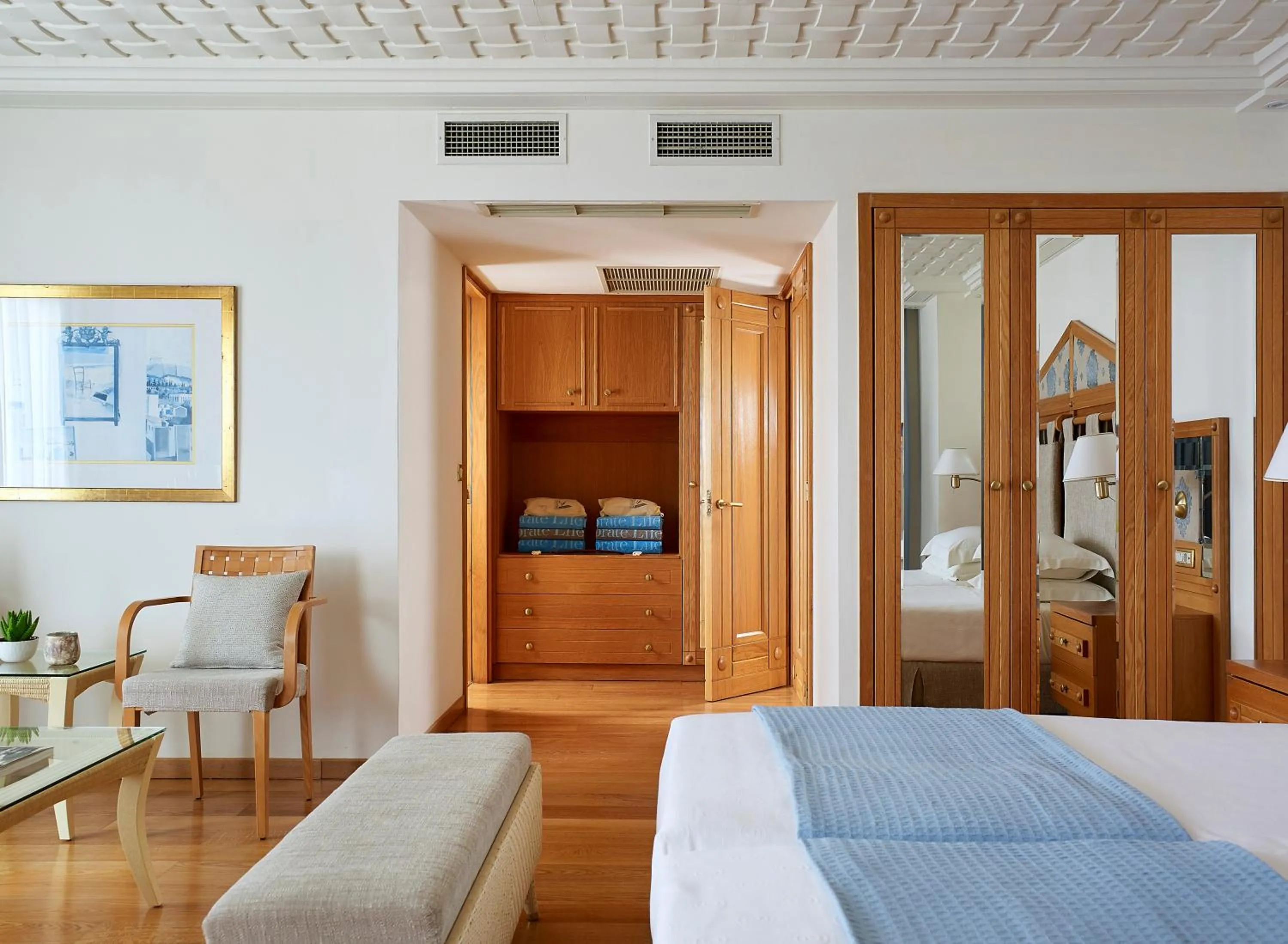 Seating area in Knossos Royal Villas