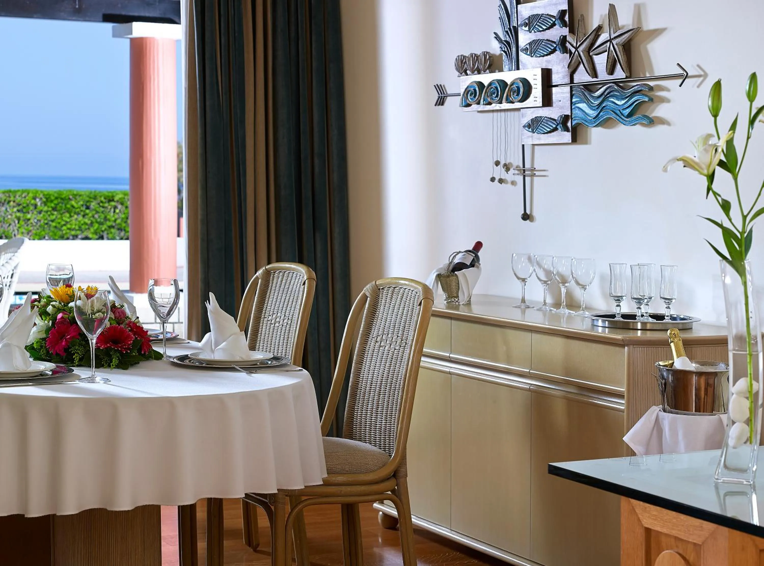 Restaurant/places to eat in Knossos Royal Villas