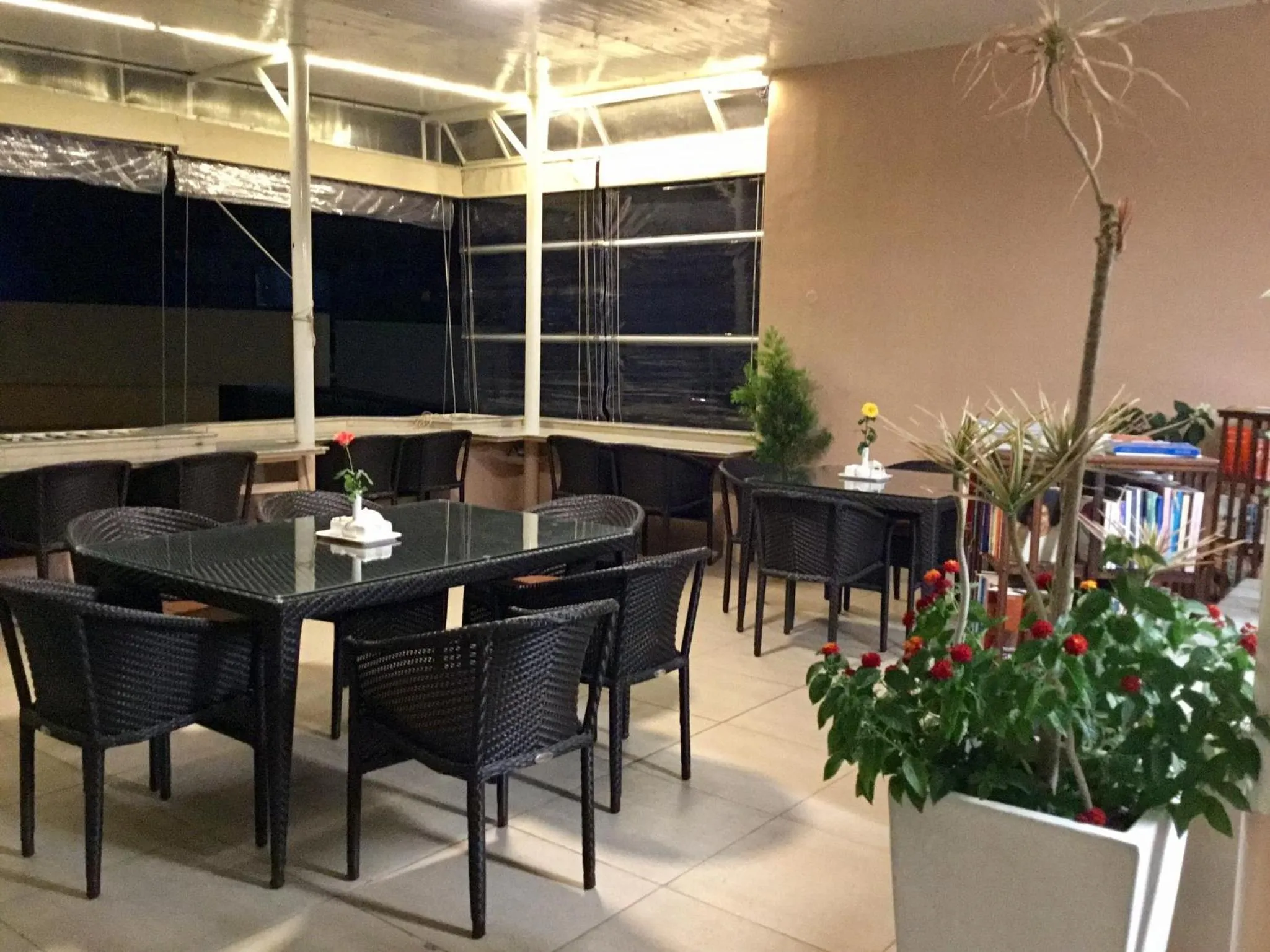 Restaurant/places to eat in Sai Towers