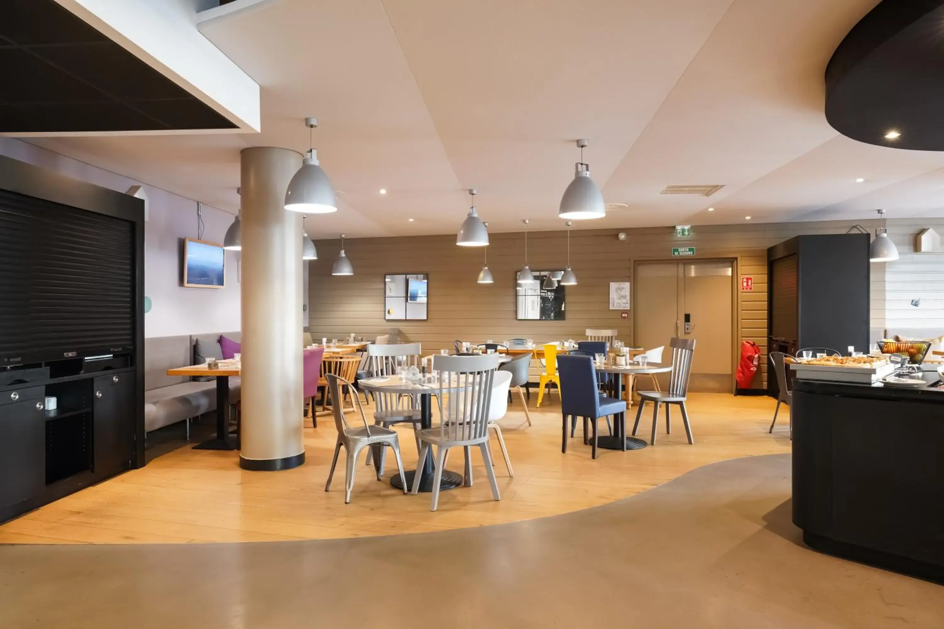 Restaurant/places to eat in Campanile Paris Ouest - Pont de Suresnes Restaurant/places to eat in Campanile Paris Ouest - Pont de Suresnes