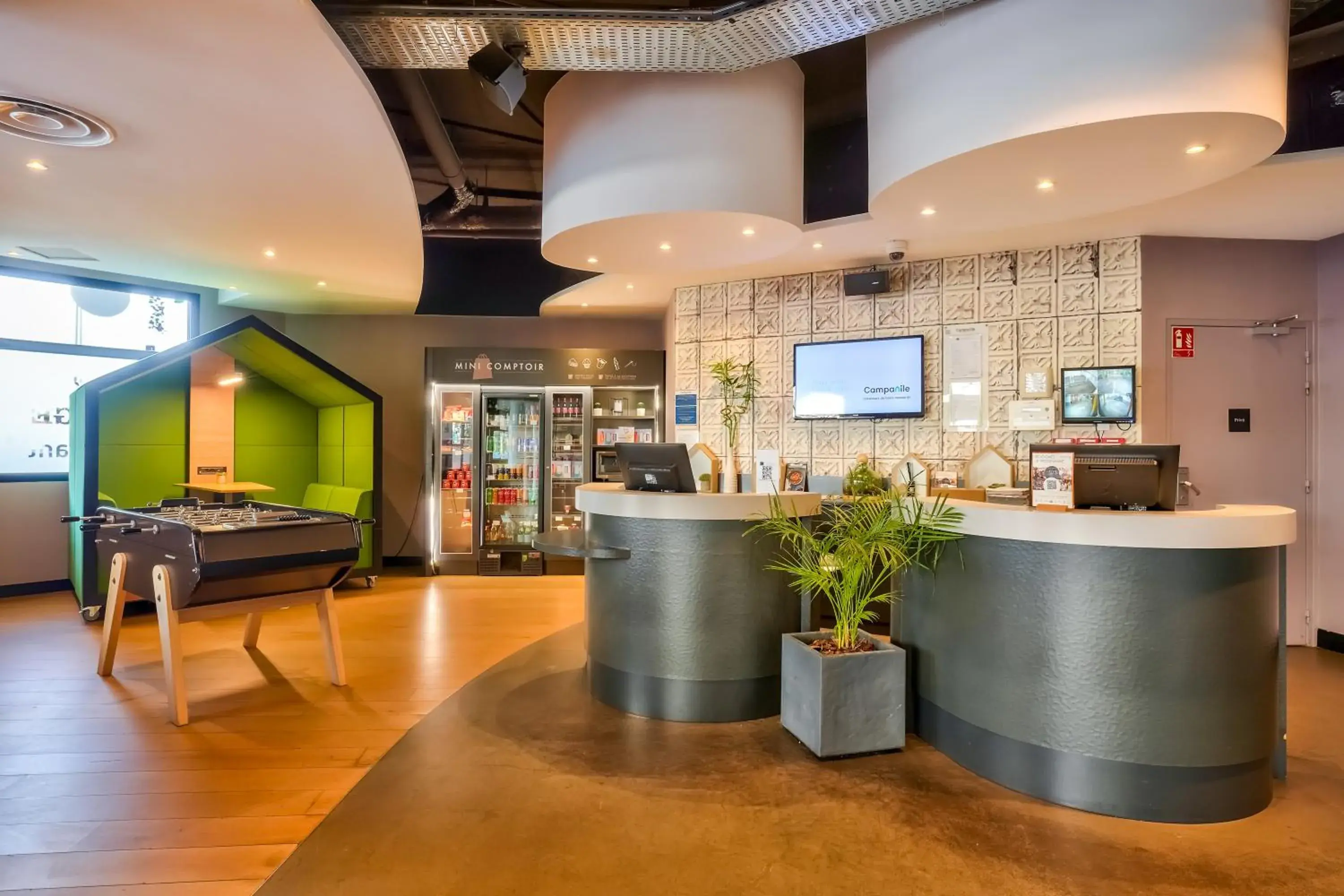 Lobby or reception in Campanile Paris Ouest - Pont de Suresnes Lobby or reception in Campanile Paris Ouest - Pont de Suresnes