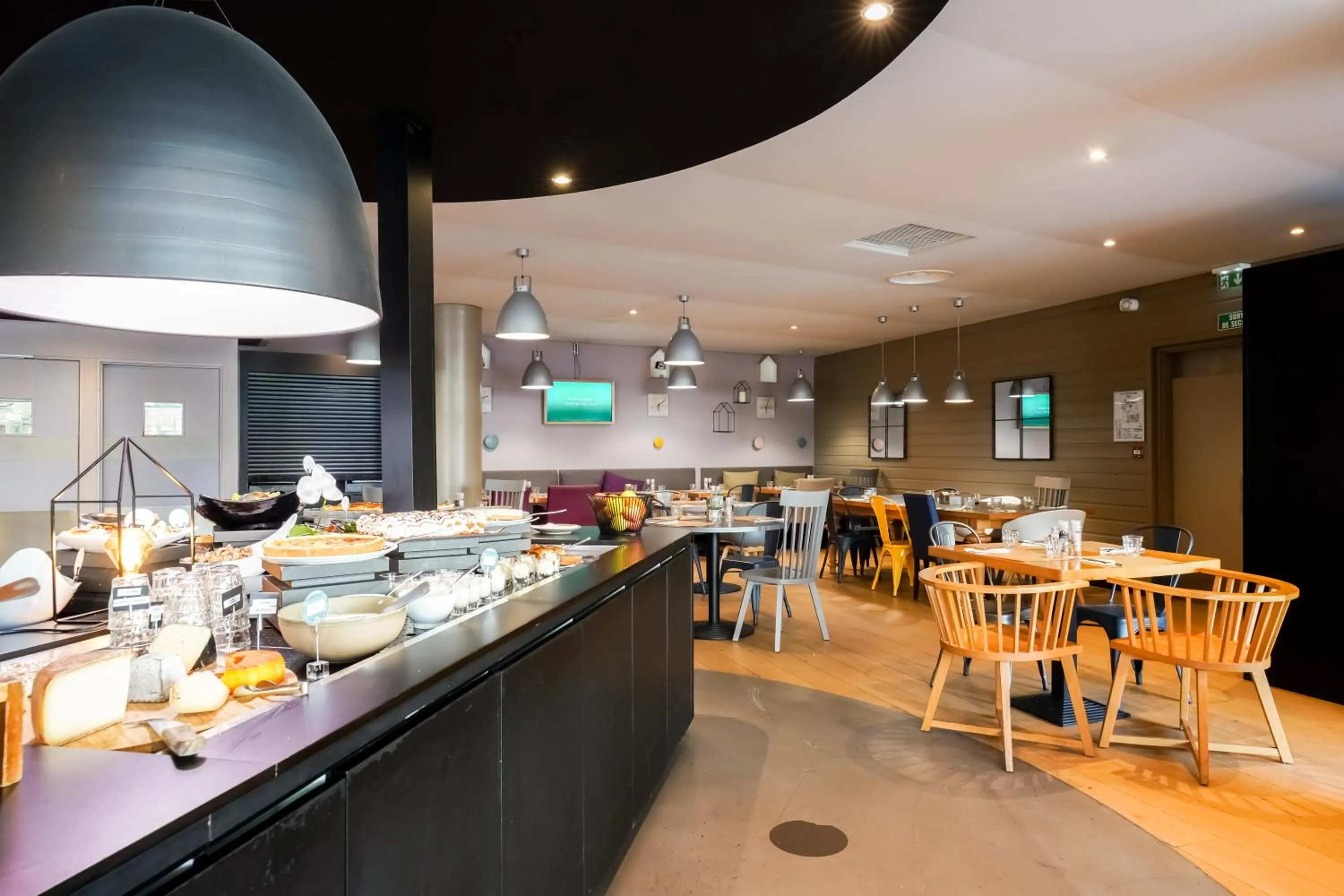 Restaurant/places to eat in Campanile Paris Ouest - Pont de Suresnes