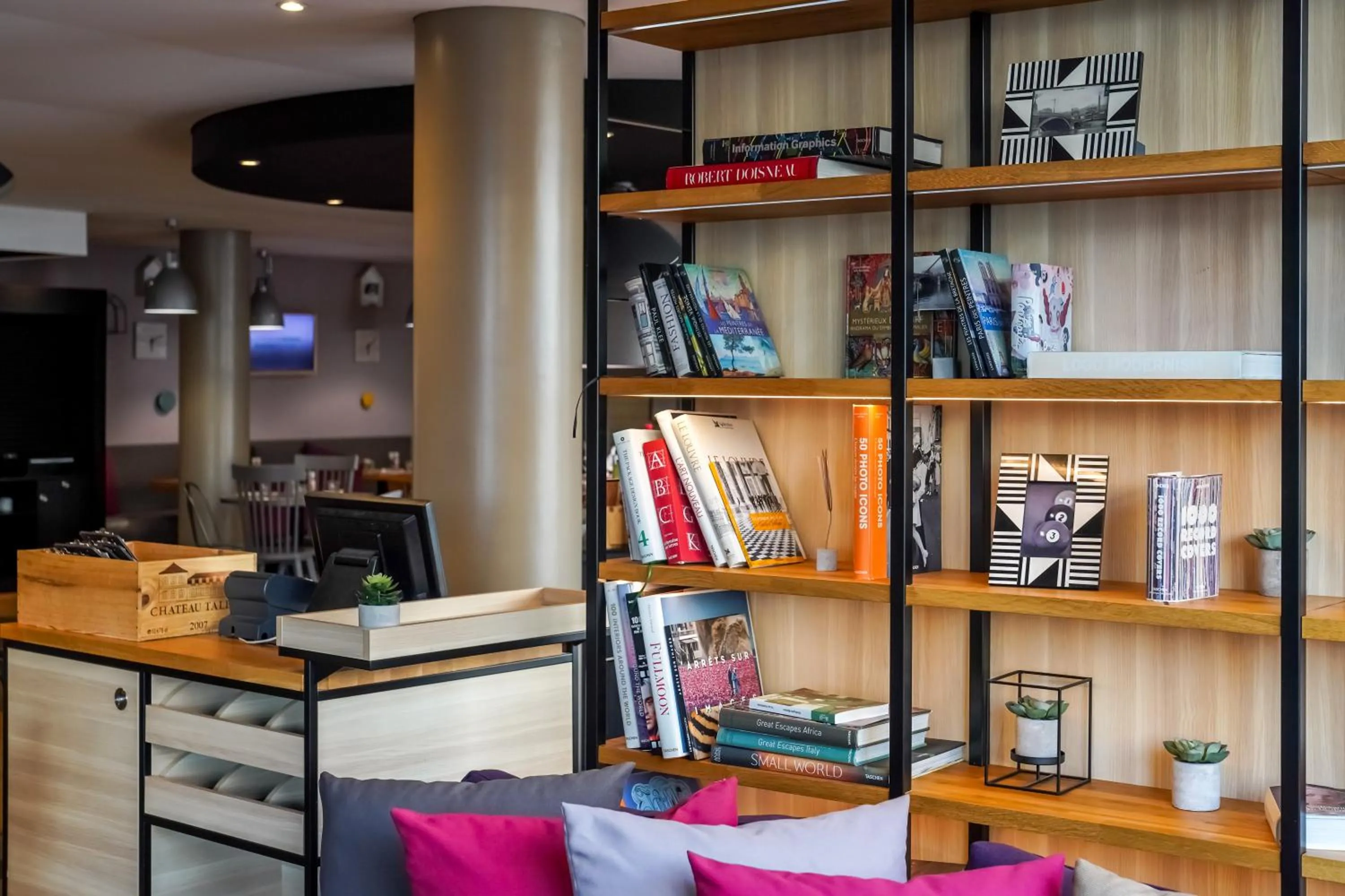 Communal lounge/ TV room in Campanile Paris Ouest - Pont de Suresnes